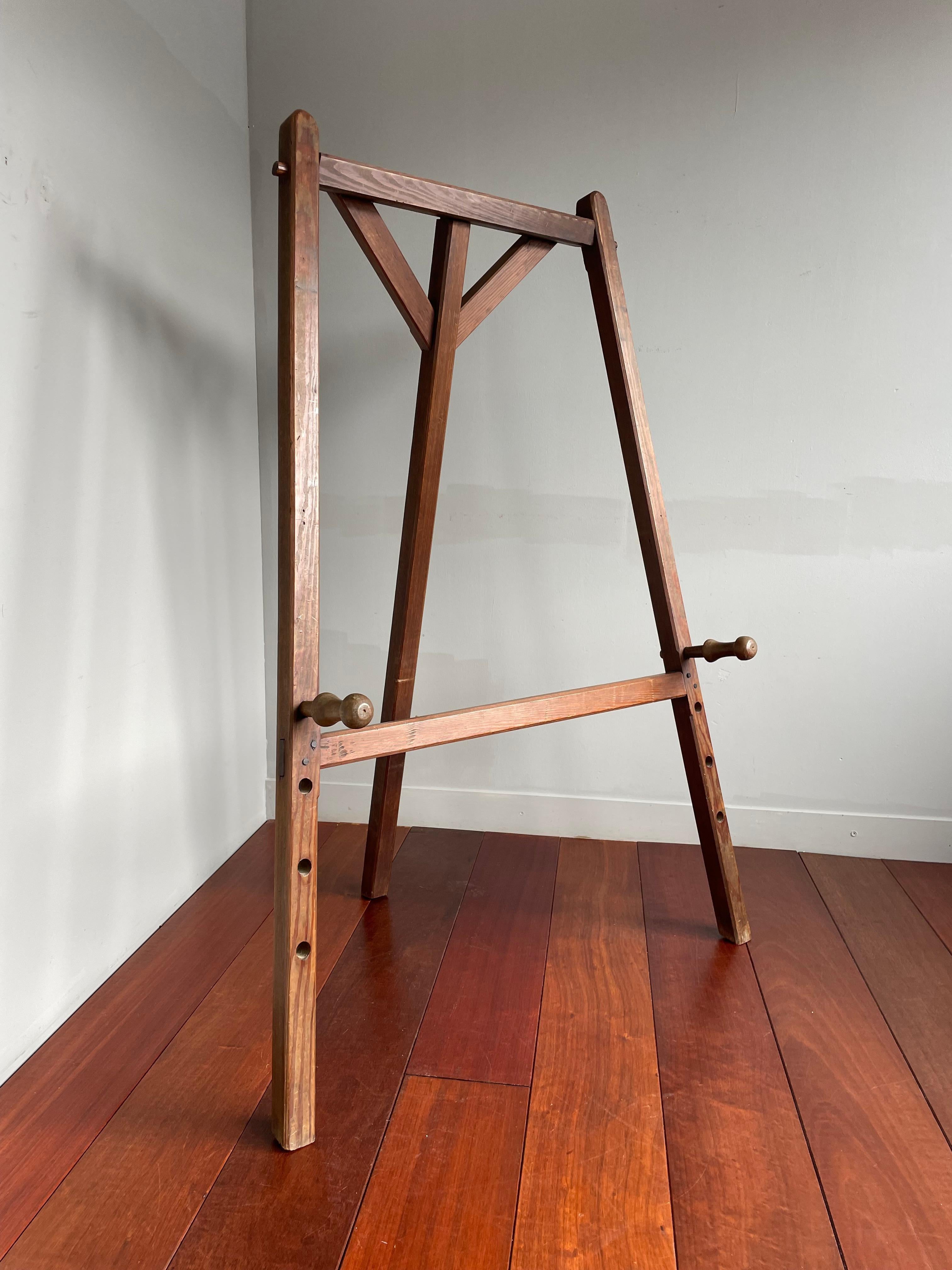 Rare design and excellent condition, early Arts & Crafts picture stand. 

This beautiful gallery easel with two large wooden pegs (the original ones) for holding your paintings at four different heights is another one of our recent great finds and