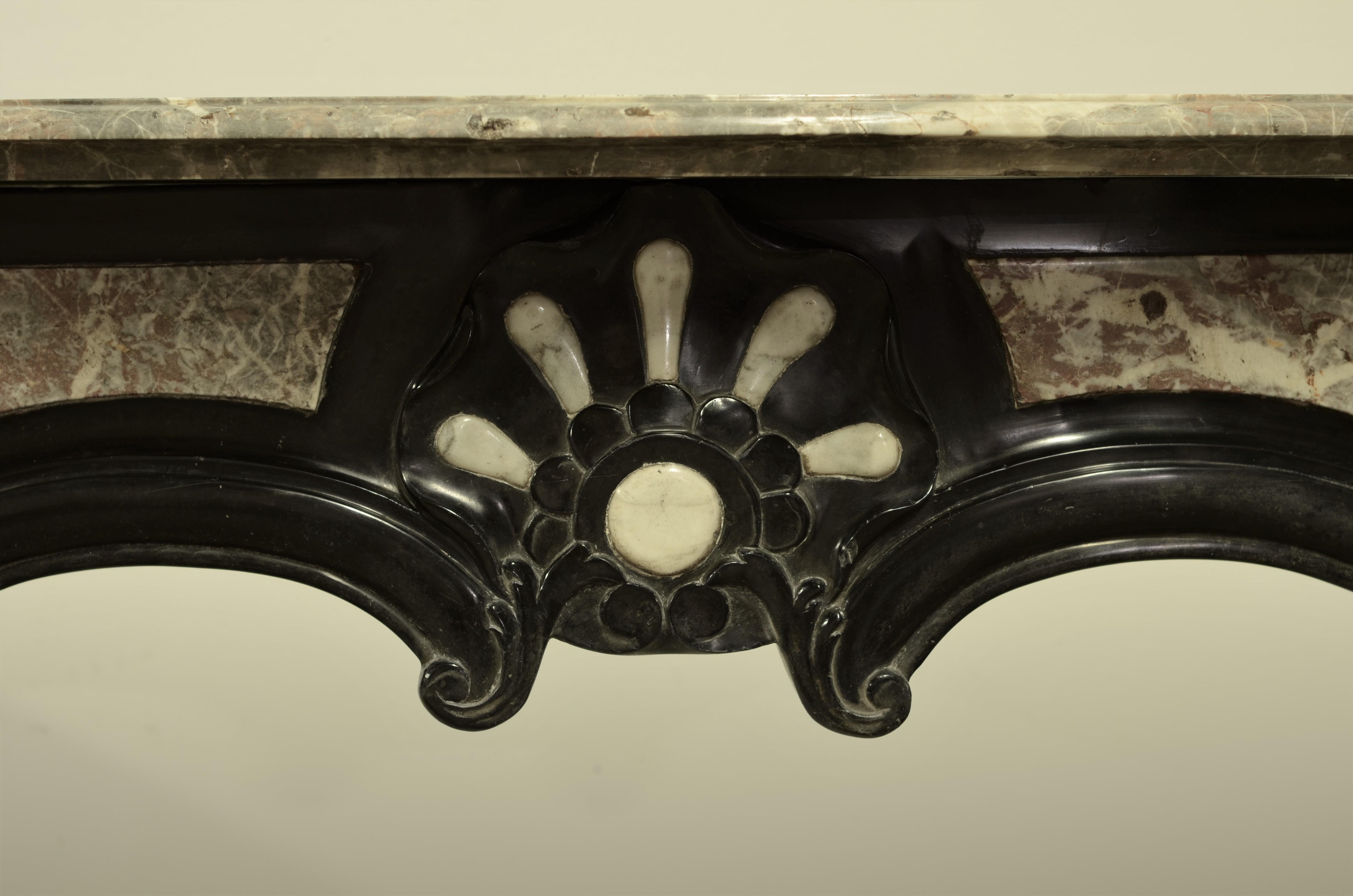 Unique Antique Marble Louis XIV Fireplace Mantel In Good Condition For Sale In Haarlem, Noord-Holland