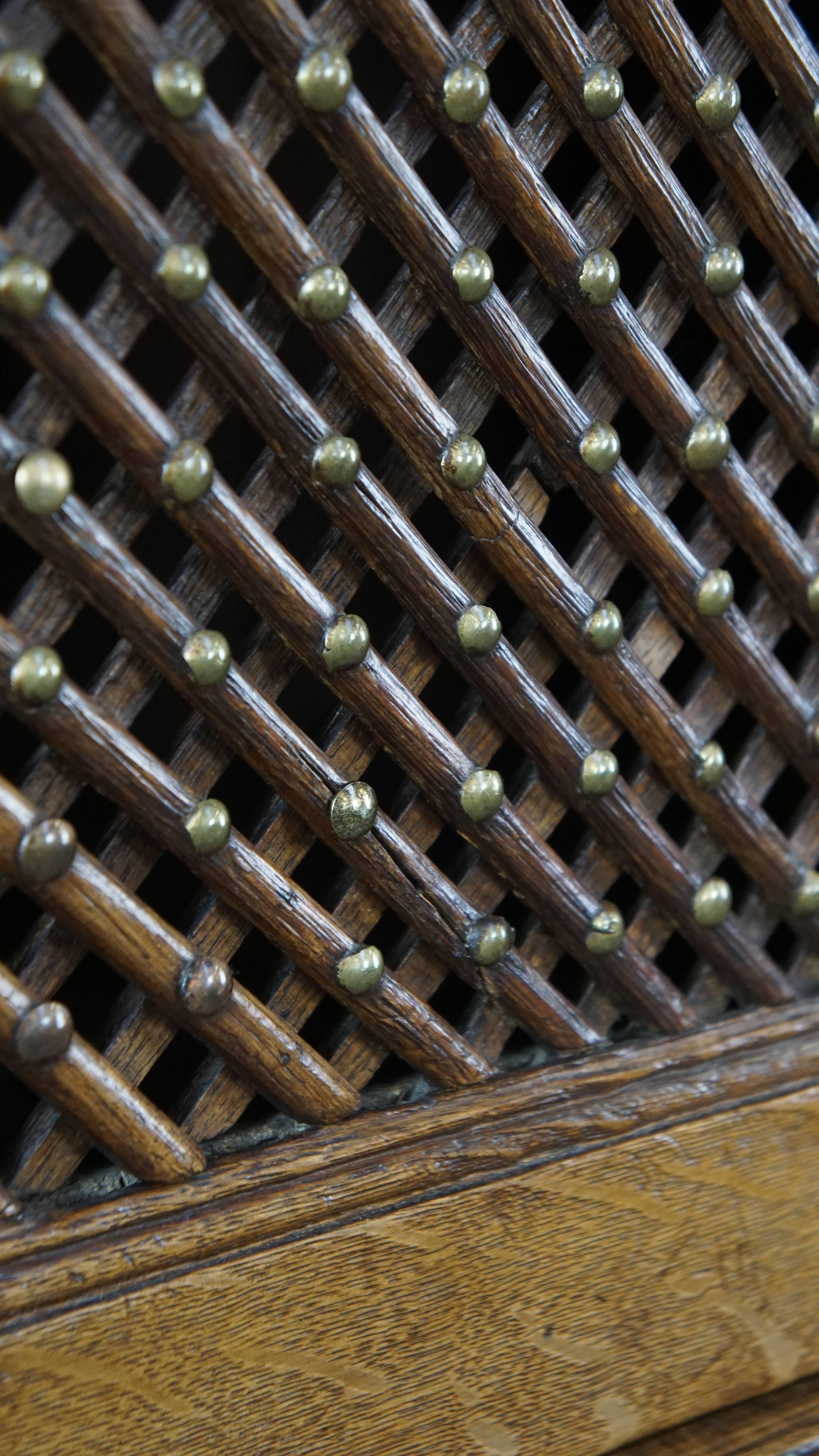 Un antico e unico armadietto per il pane in quercia della fine del XVII secolo con serrature funzionanti in vendita 4