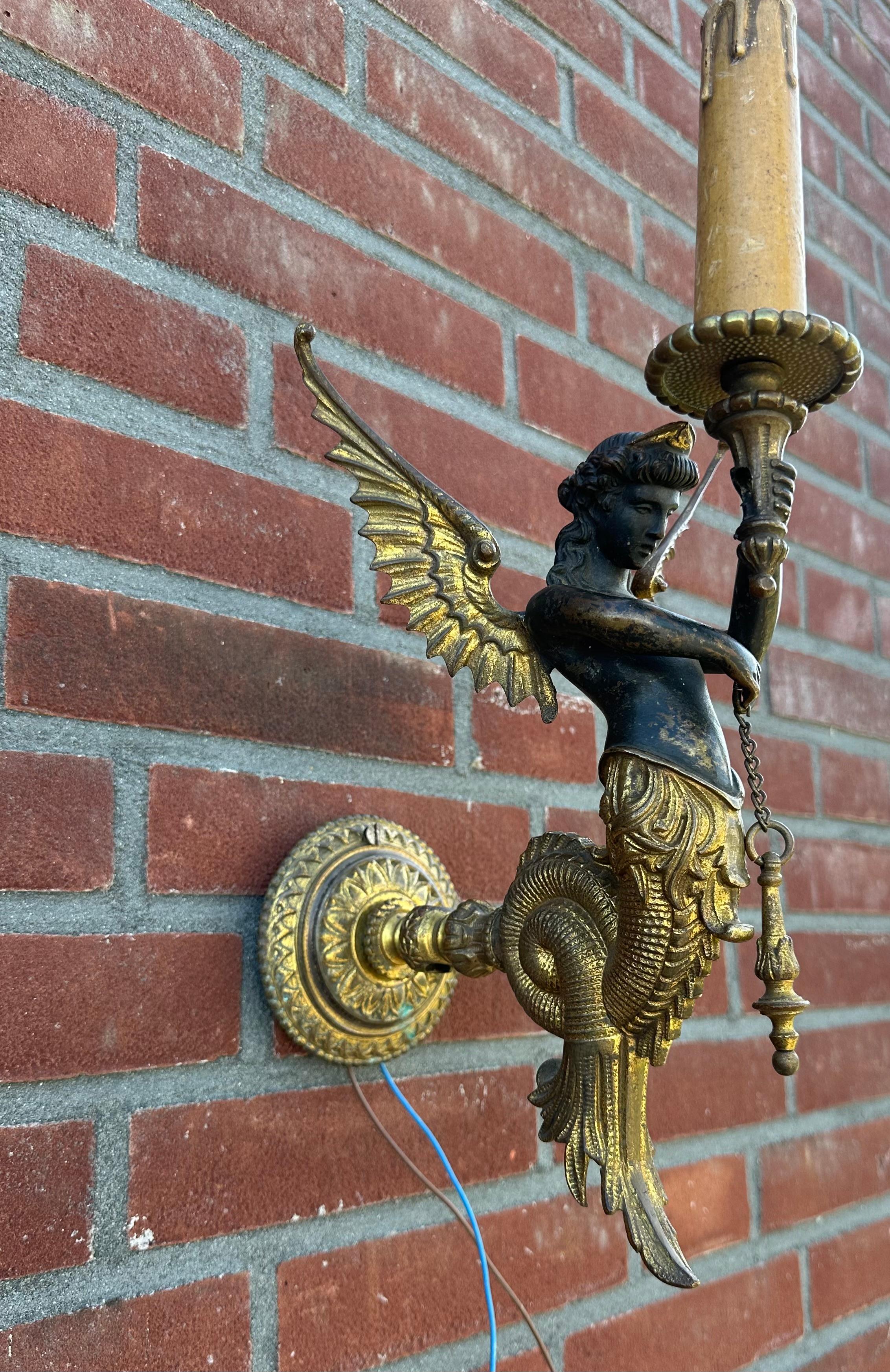 Paire unique d'appliques murales en bronze doré avec sirène ailée Figure, Torches en vente 2