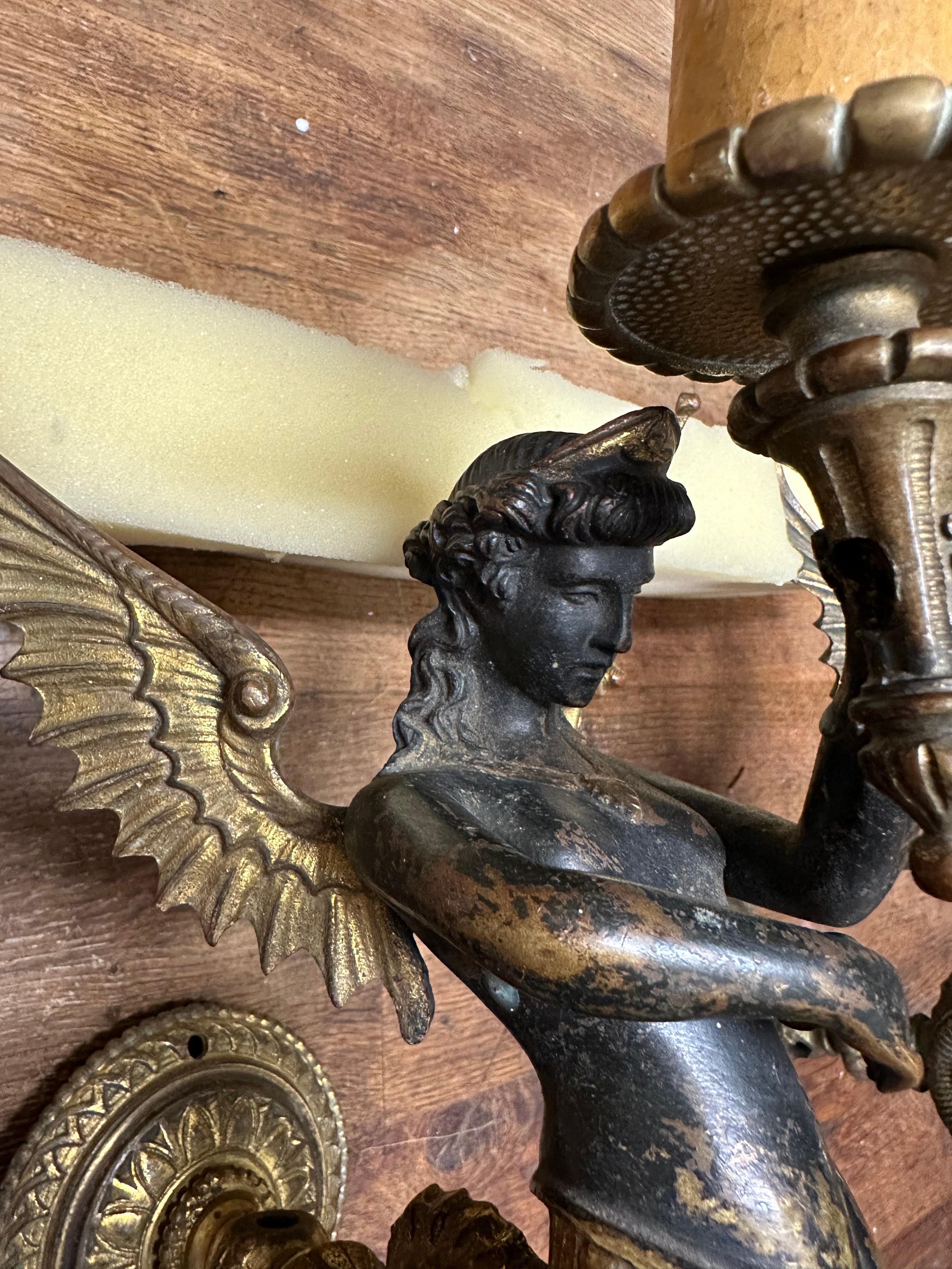 Paire unique d'appliques murales en bronze doré avec sirène ailée Figure, Torches en vente 3
