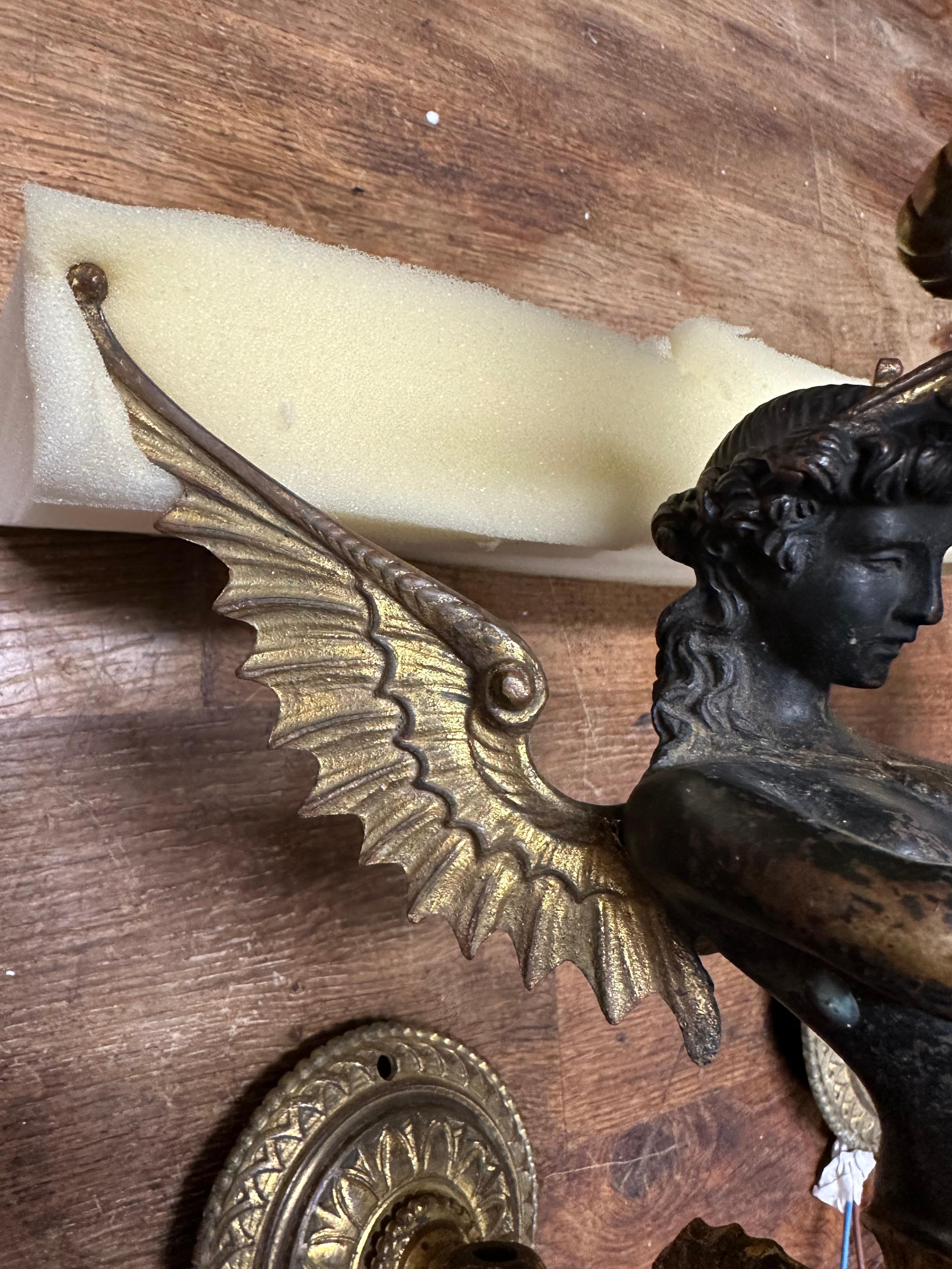 Paire unique d'appliques murales en bronze doré avec sirène ailée Figure, Torches en vente 4