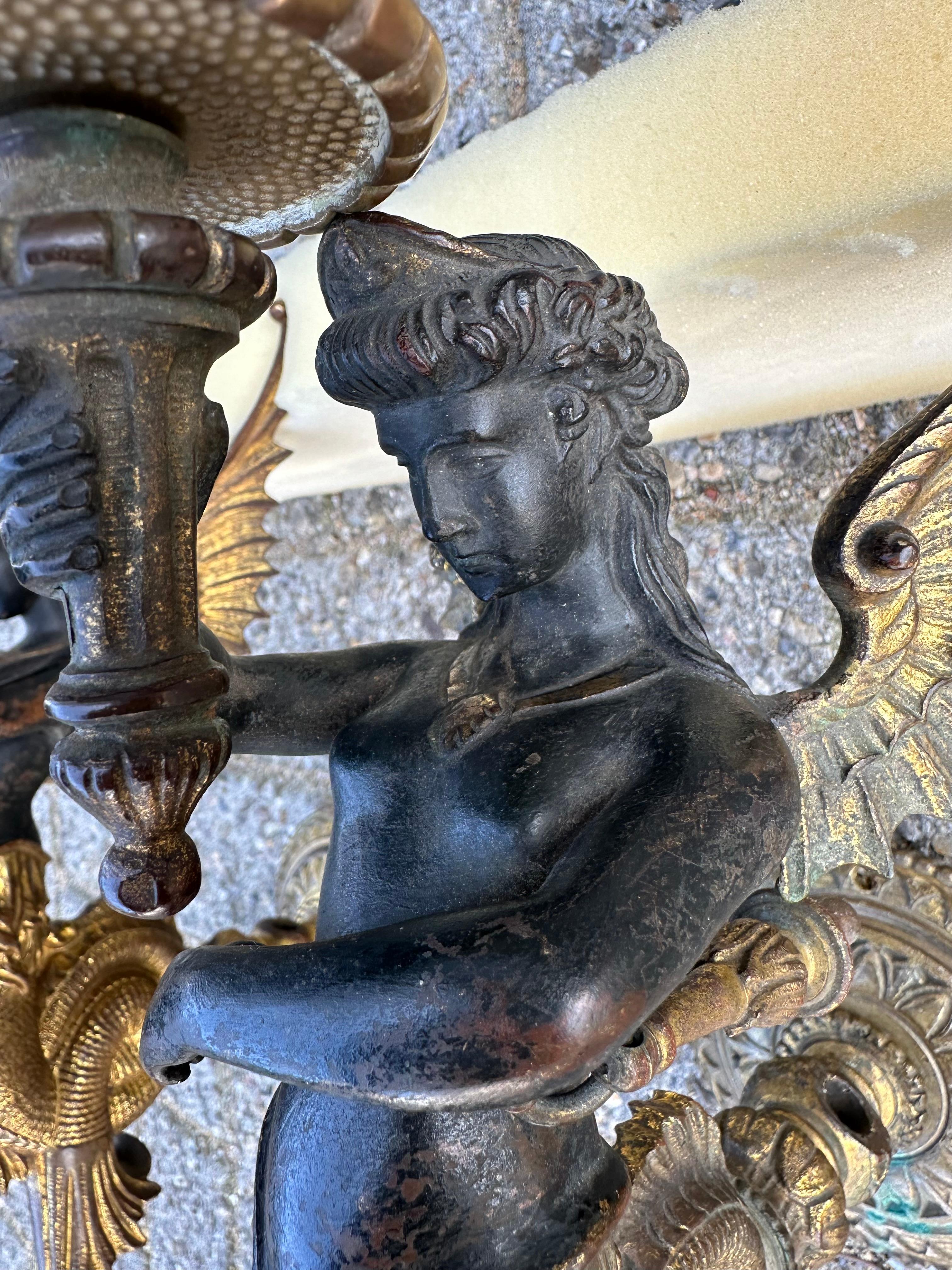 Paire unique d'appliques murales en bronze doré avec sirène ailée Figure, Torches en vente 7
