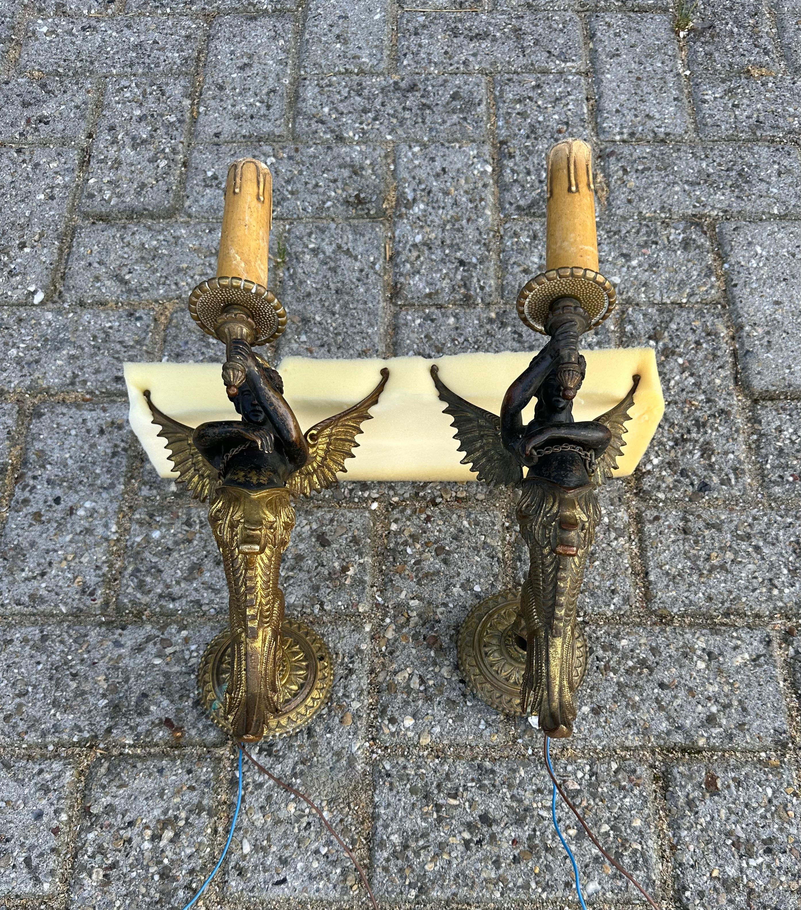 Paire unique d'appliques murales en bronze doré avec sirène ailée Figure, Torches en vente 9