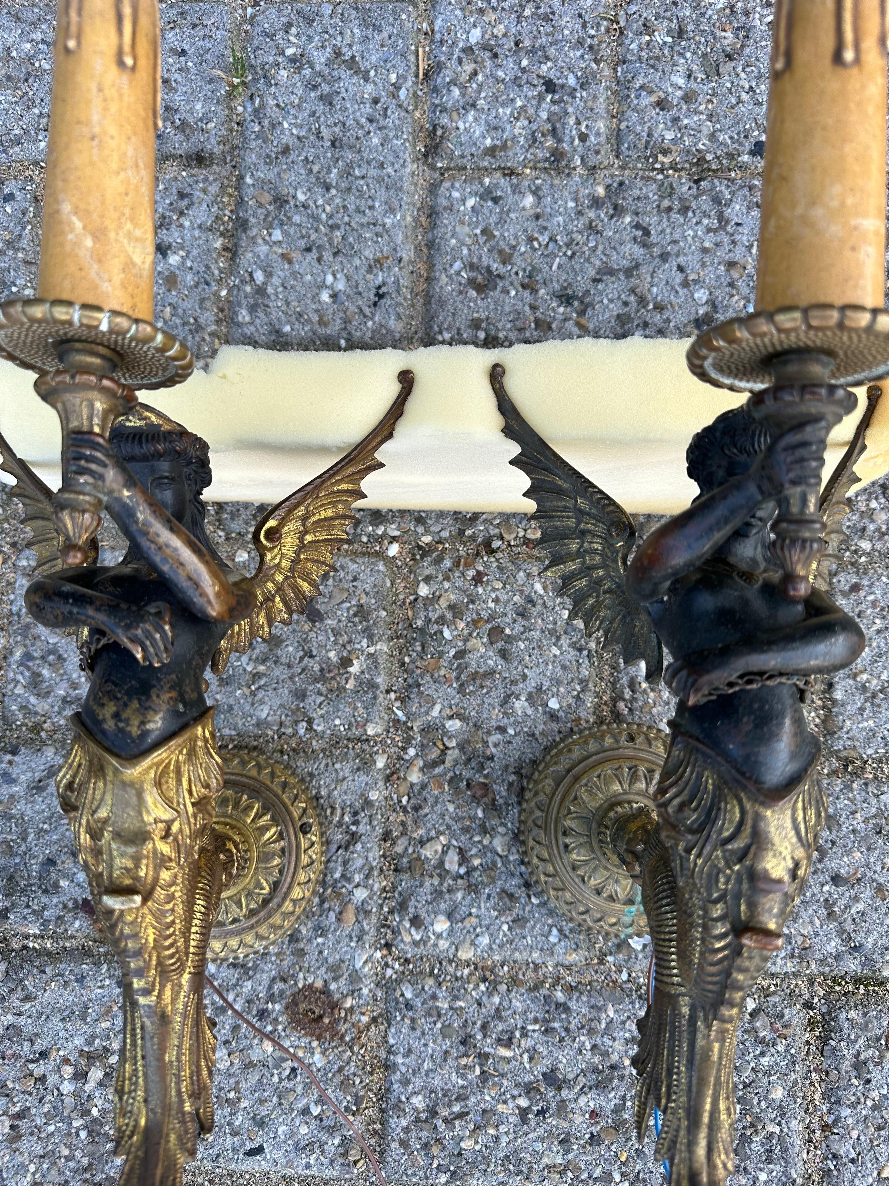 Paire unique d'appliques murales en bronze doré avec sirène ailée Figure, Torches en vente 10