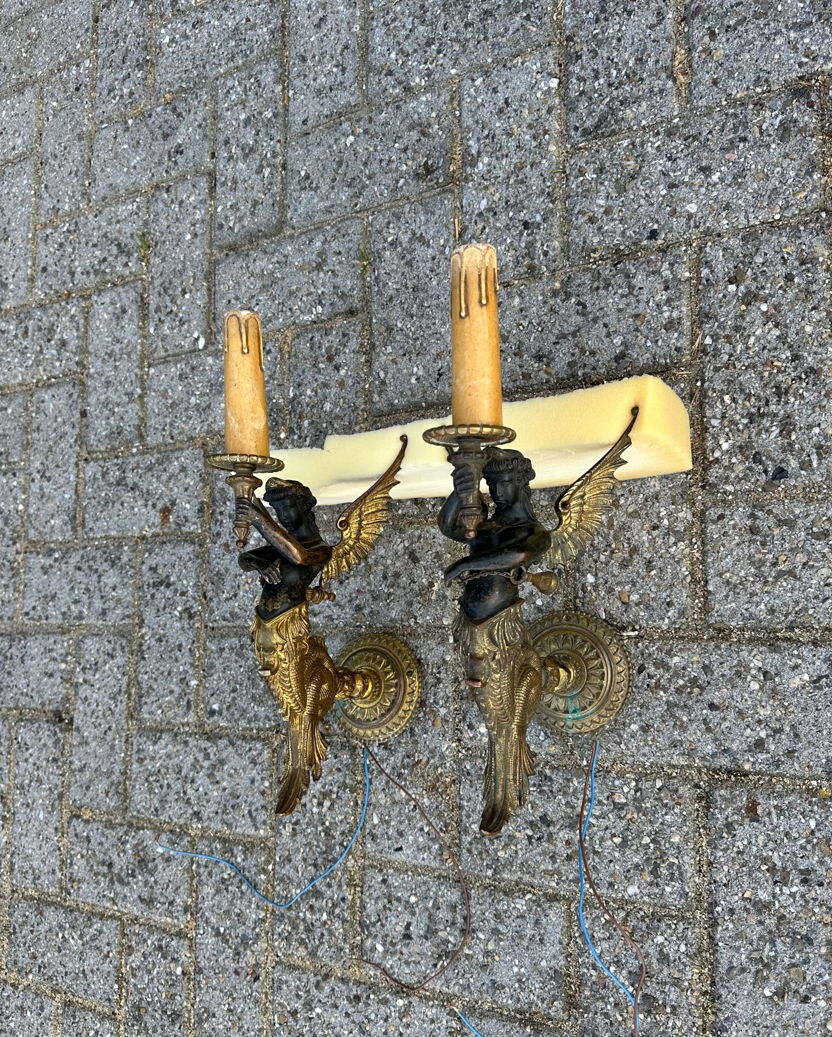 Rare et décorative, appliques murales en bronze du 19ème siècle avec motif de sirènes ailées, luminaires à gaz d'origine.

Une trouvaille exceptionnelle : cette paire d'appliques murales du XIXe siècle présente des sirènes ailées en miroir,