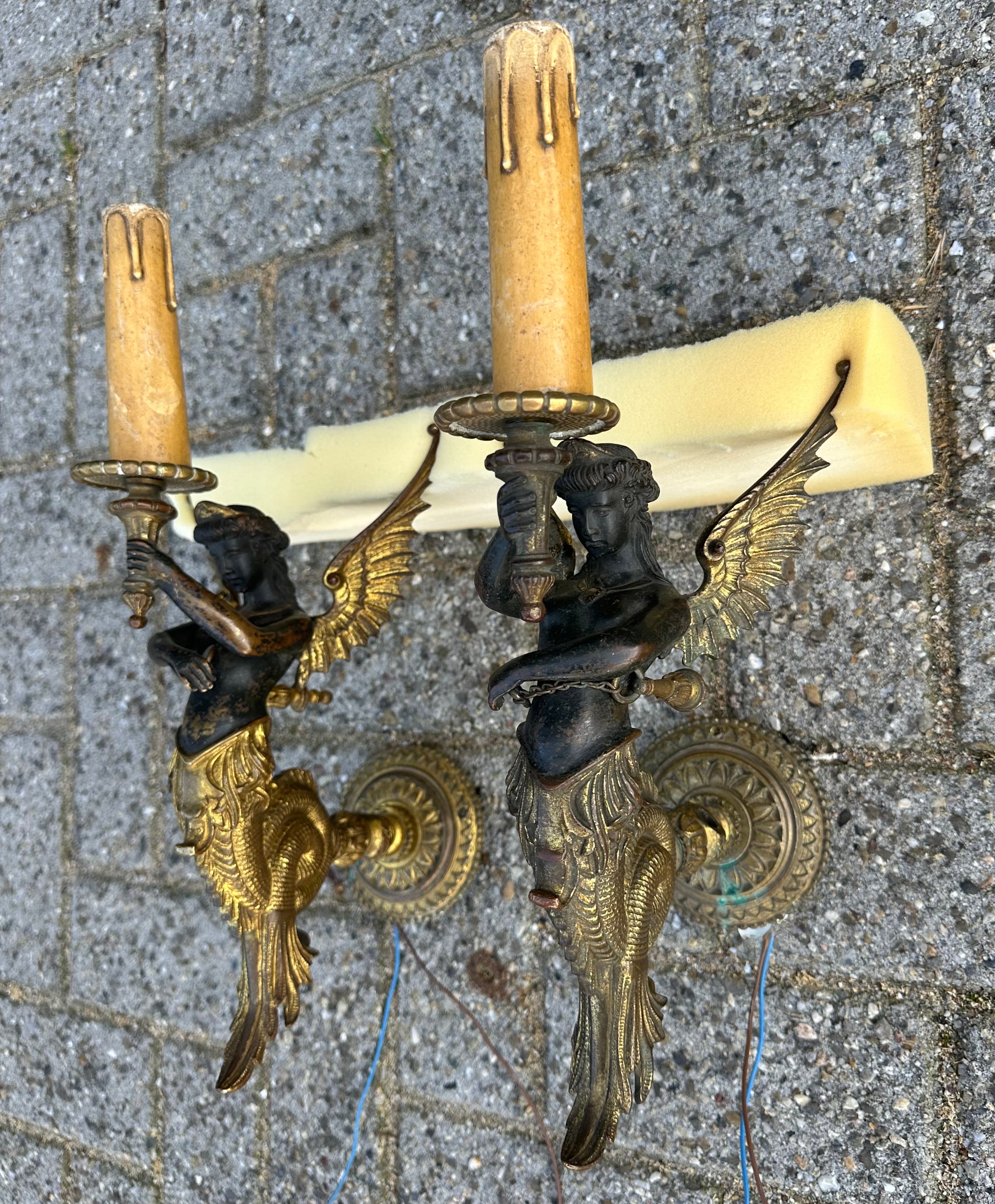 Néo-baroque Paire unique d'appliques murales en bronze doré avec sirène ailée Figure, Torches en vente
