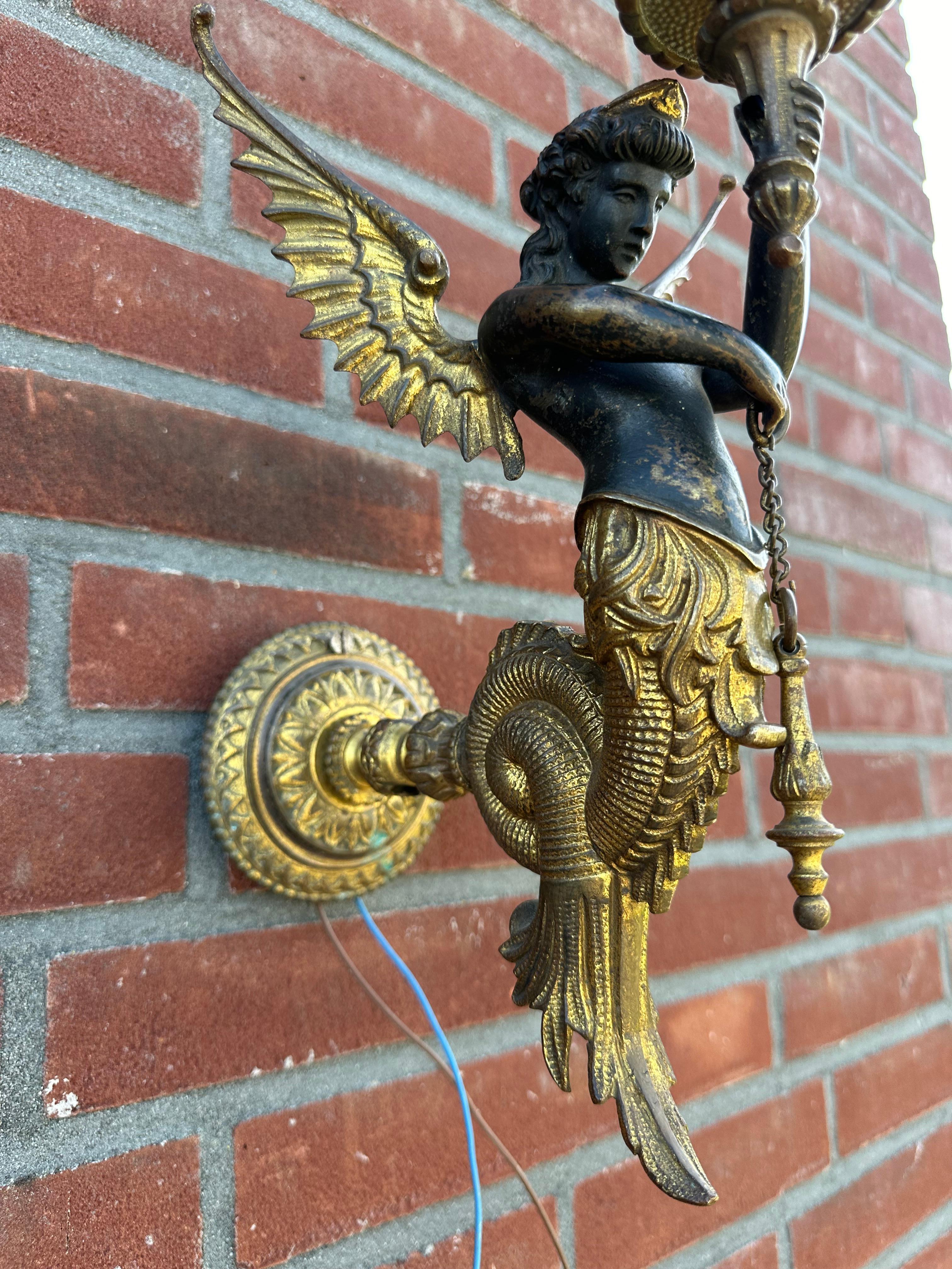 Moulage Paire unique d'appliques murales en bronze doré avec sirène ailée Figure, Torches en vente