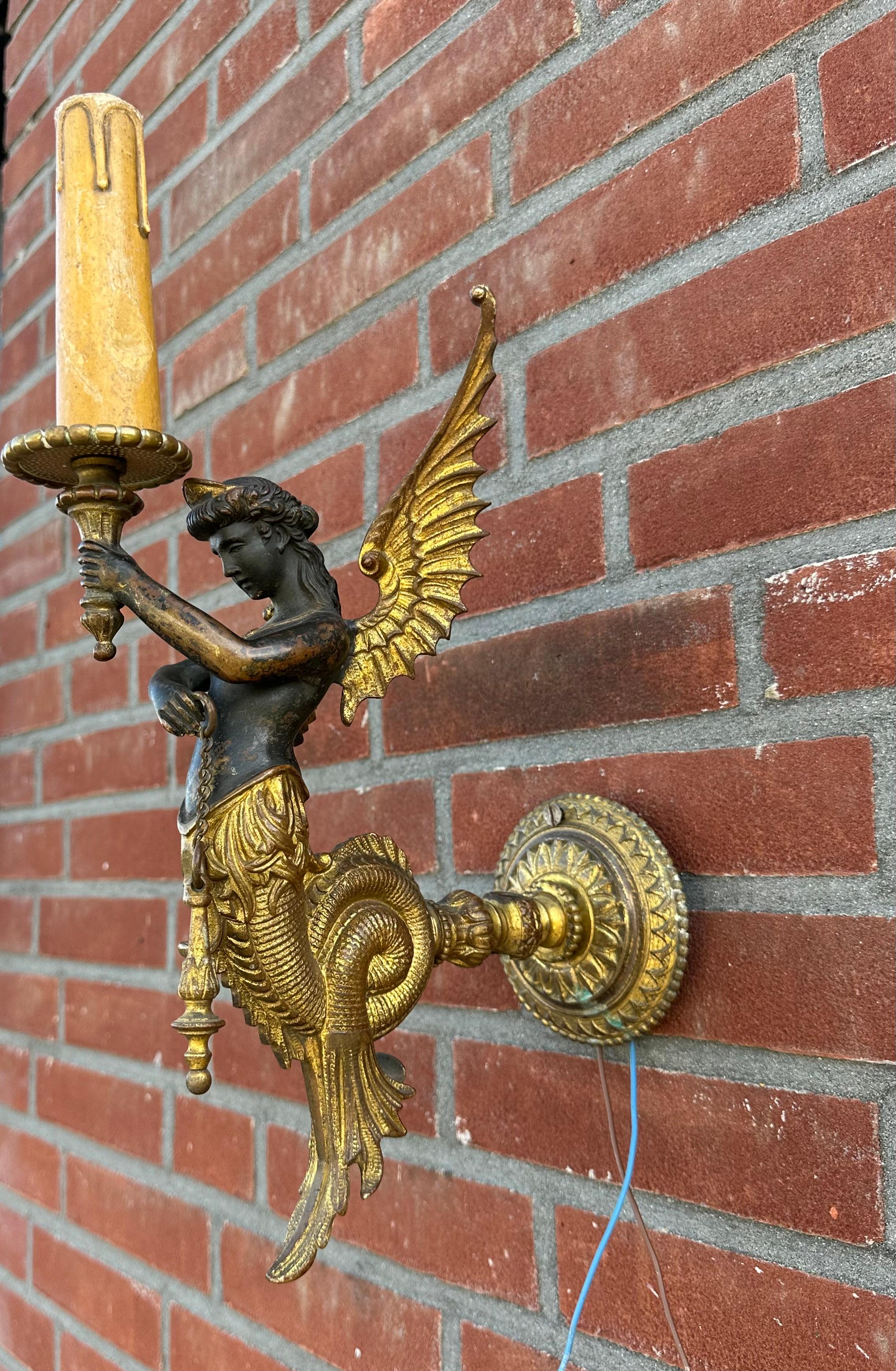 XIXe siècle Paire unique d'appliques murales en bronze doré avec sirène ailée Figure, Torches en vente