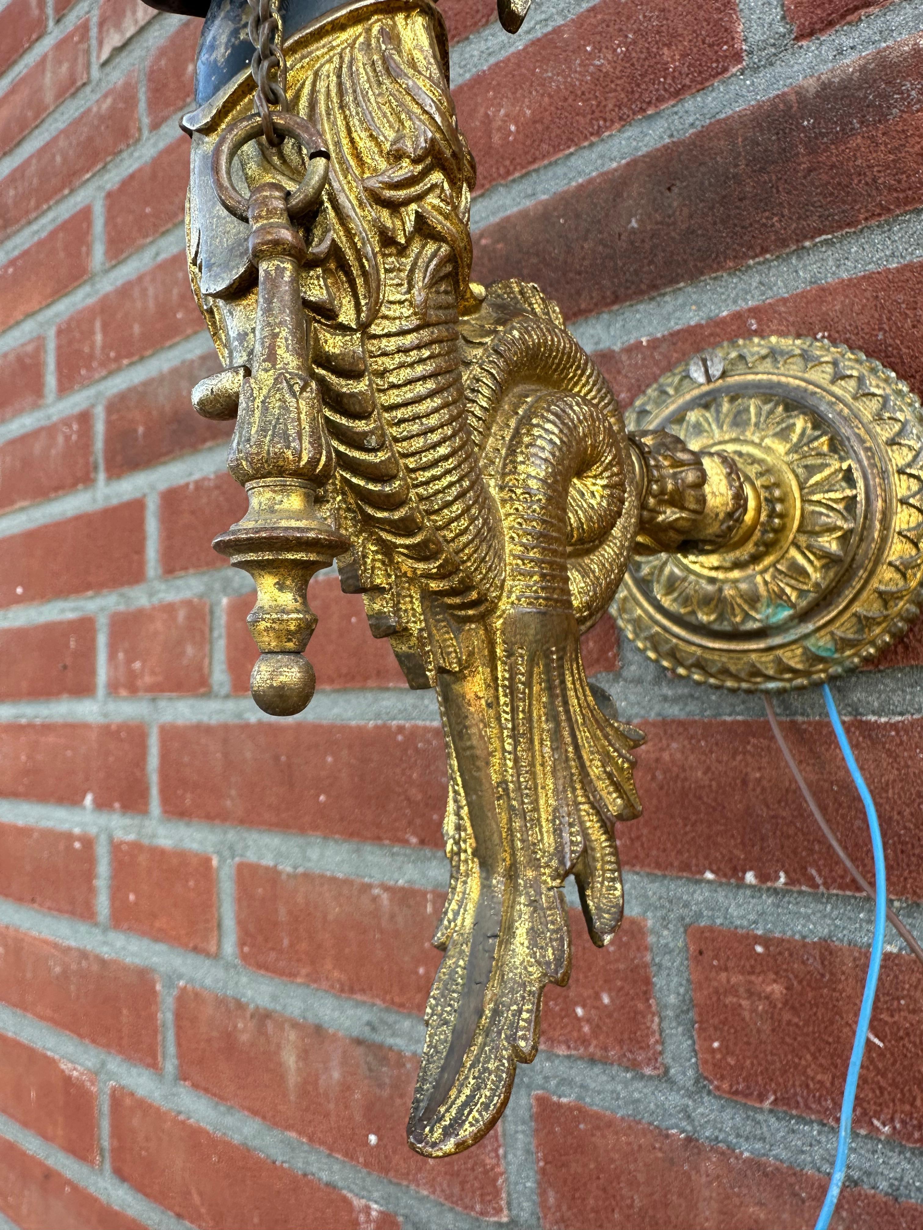 Bronze Paire unique d'appliques murales en bronze doré avec sirène ailée Figure, Torches en vente