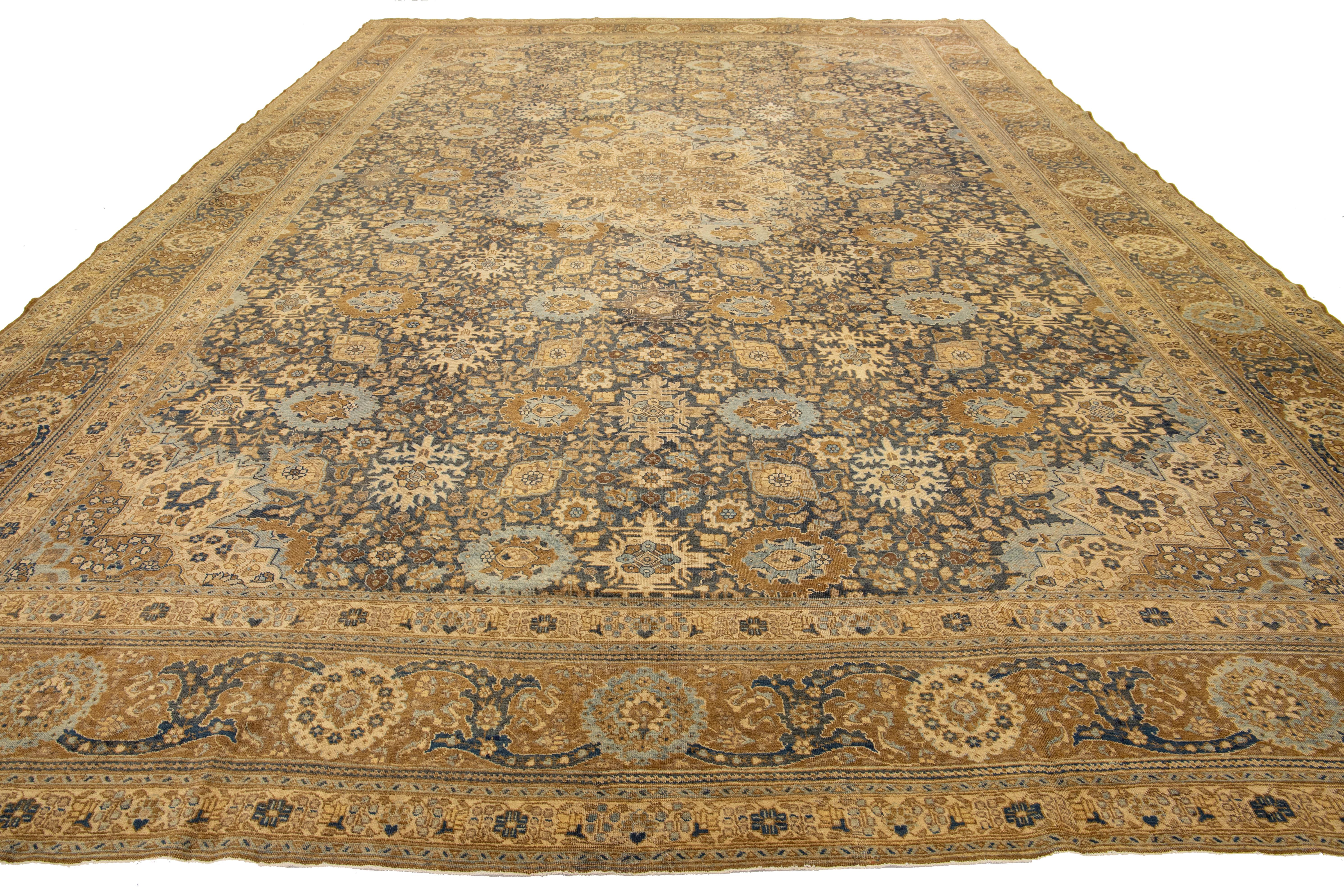 Unico tappeto antico persiano in lana Tabriz blu navy con disegni floreali in vendita 3