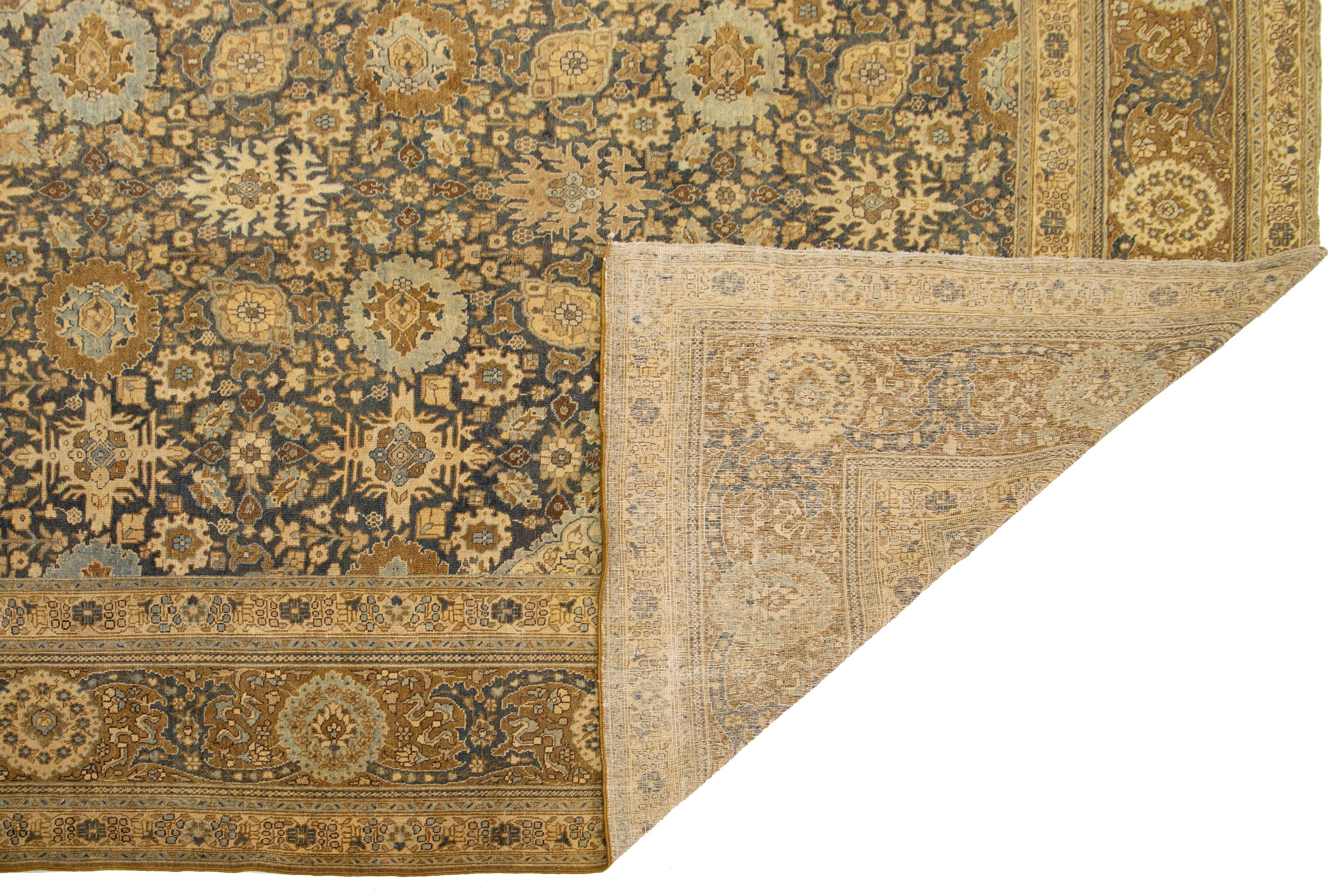 Annodato a mano Unico tappeto antico persiano in lana Tabriz blu navy con disegni floreali in vendita