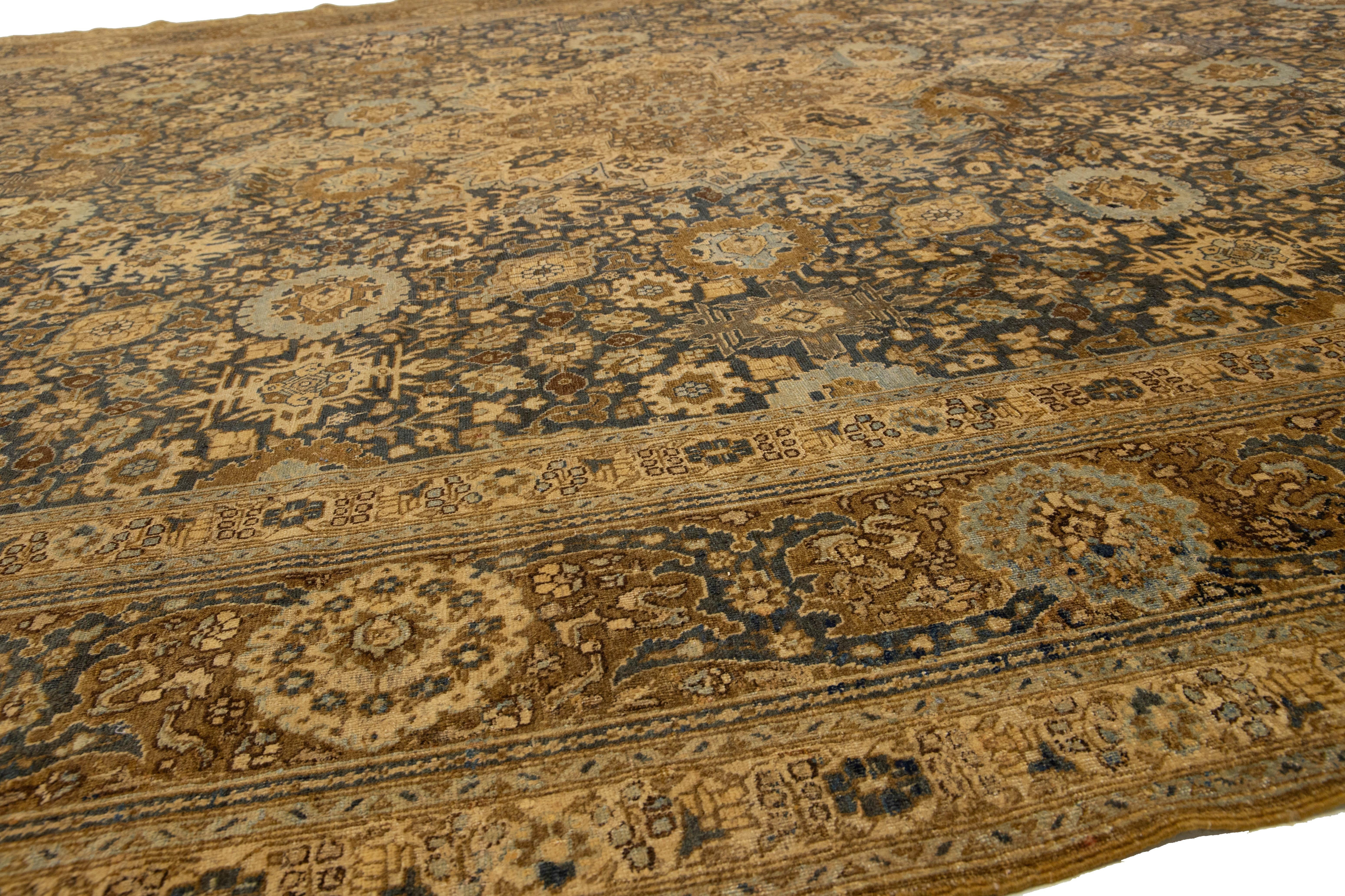 Unico tappeto antico persiano in lana Tabriz blu navy con disegni floreali In condizioni buone in vendita a Norwalk, CT