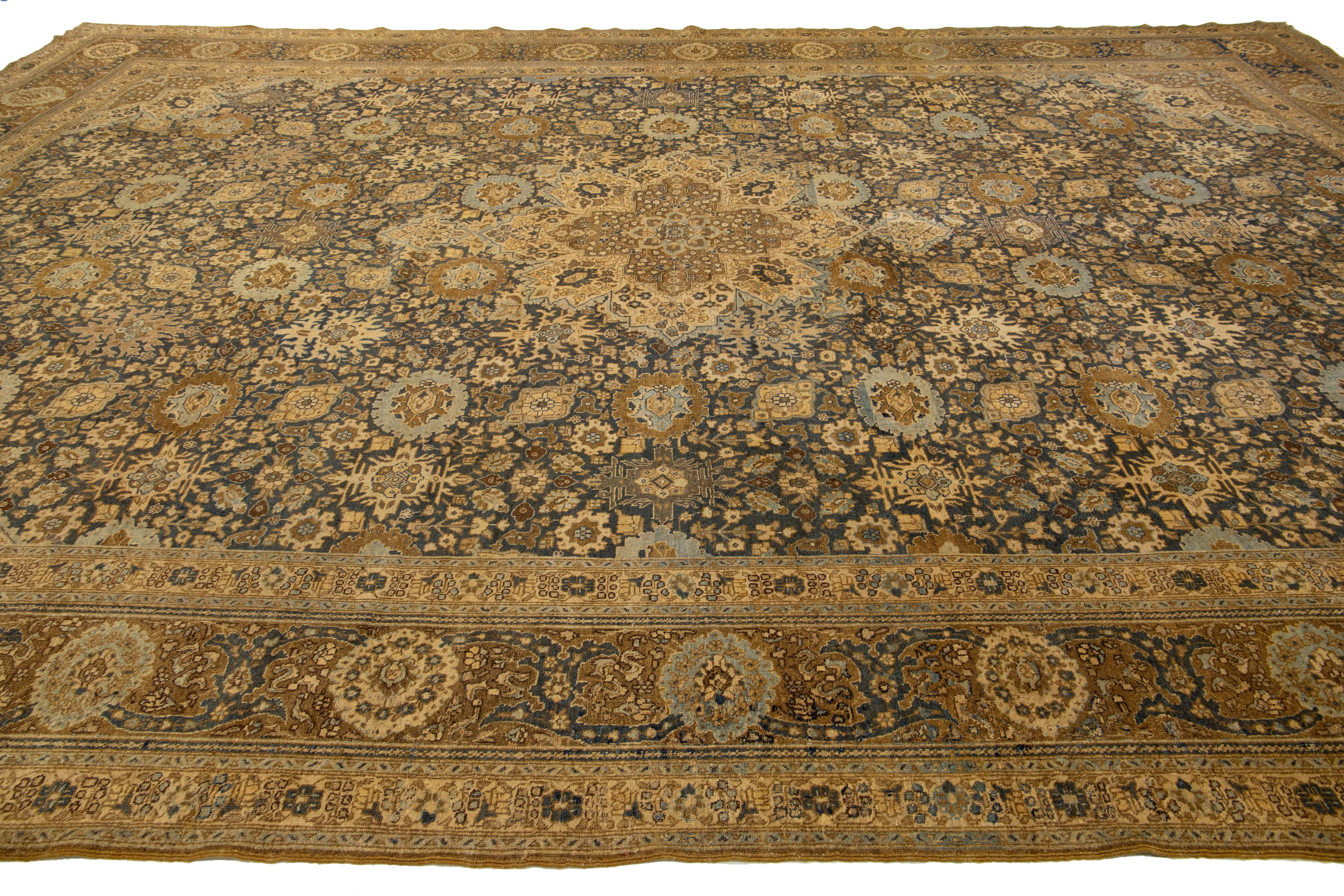 Inizio XX secolo Unico tappeto antico persiano in lana Tabriz blu navy con disegni floreali in vendita