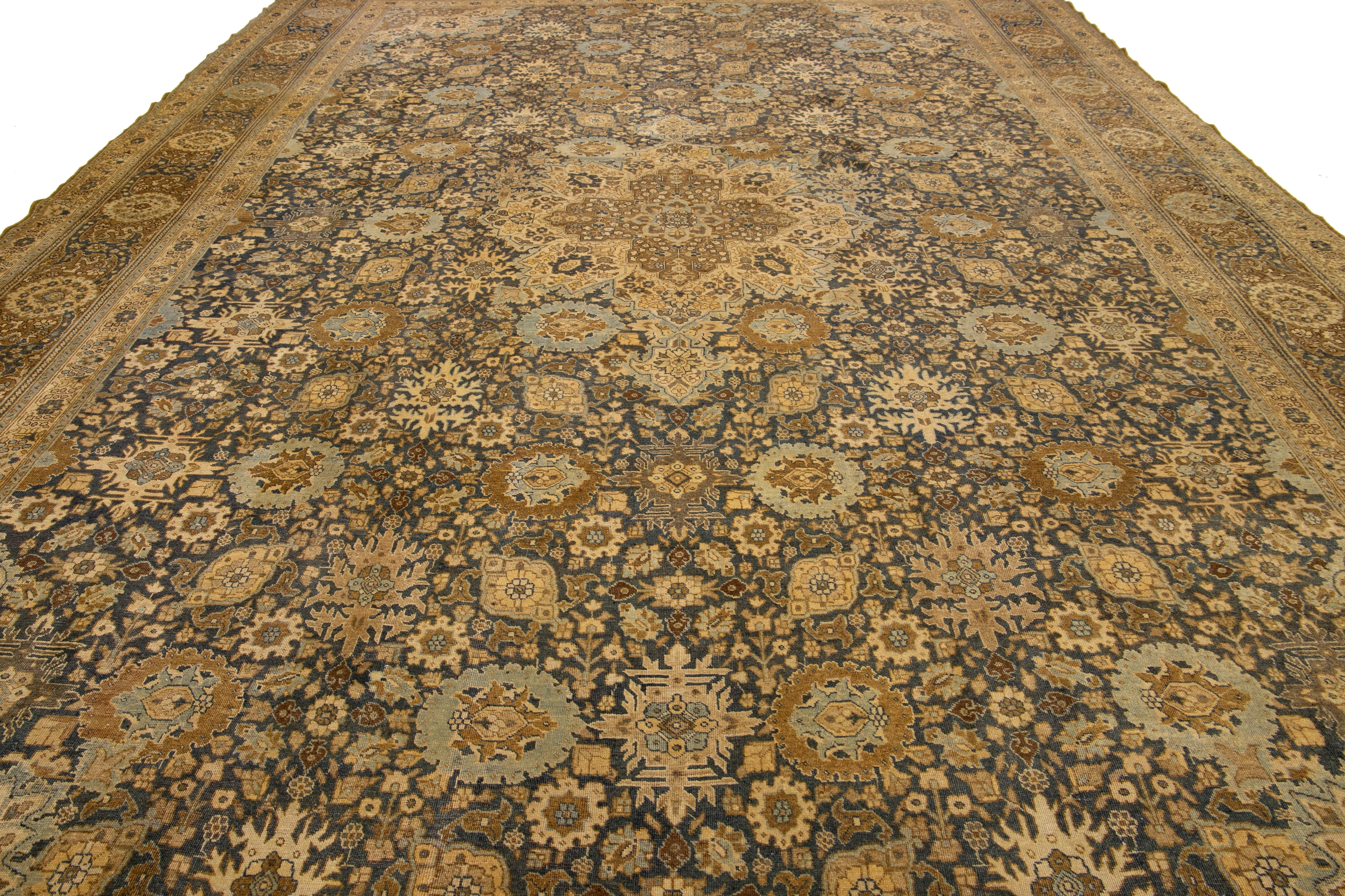 Unico tappeto antico persiano in lana Tabriz blu navy con disegni floreali in vendita 1