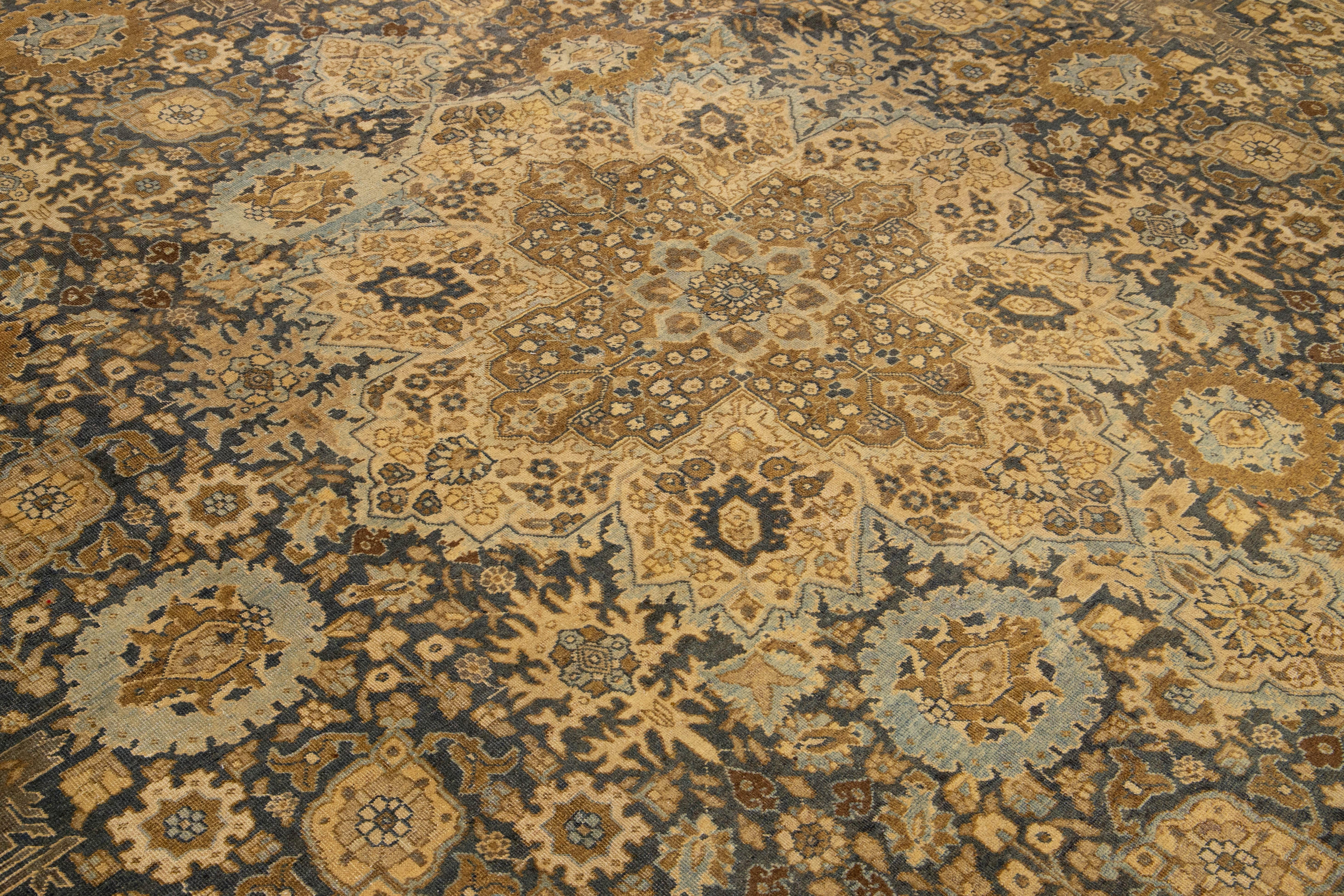 Unico tappeto antico persiano in lana Tabriz blu navy con disegni floreali in vendita 2
