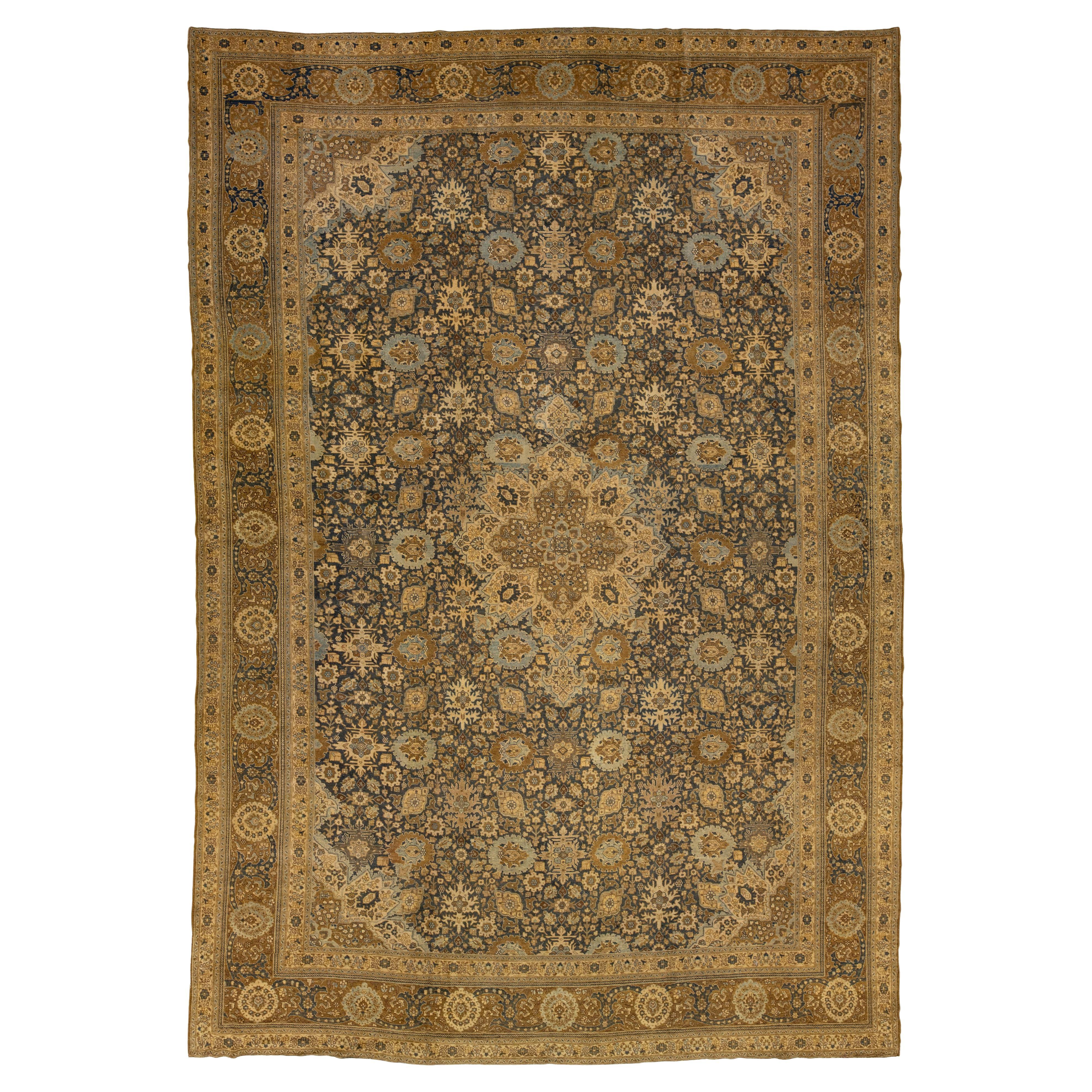 Unico tappeto antico persiano in lana Tabriz blu navy con disegni floreali in vendita