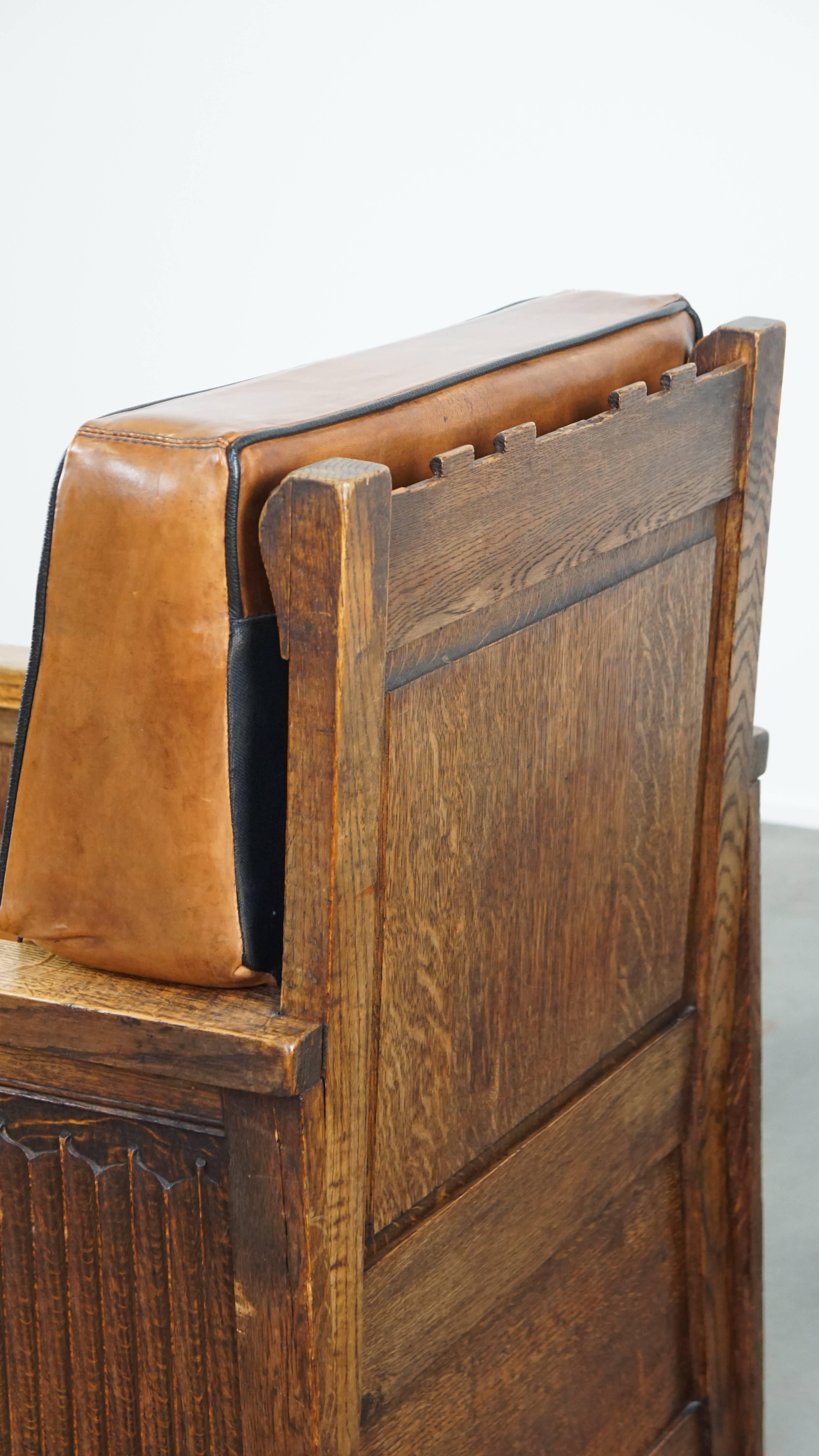 Fauteuil ancien retapissé en peau de mouton avec un joli travail du bois détaillé en vente 4