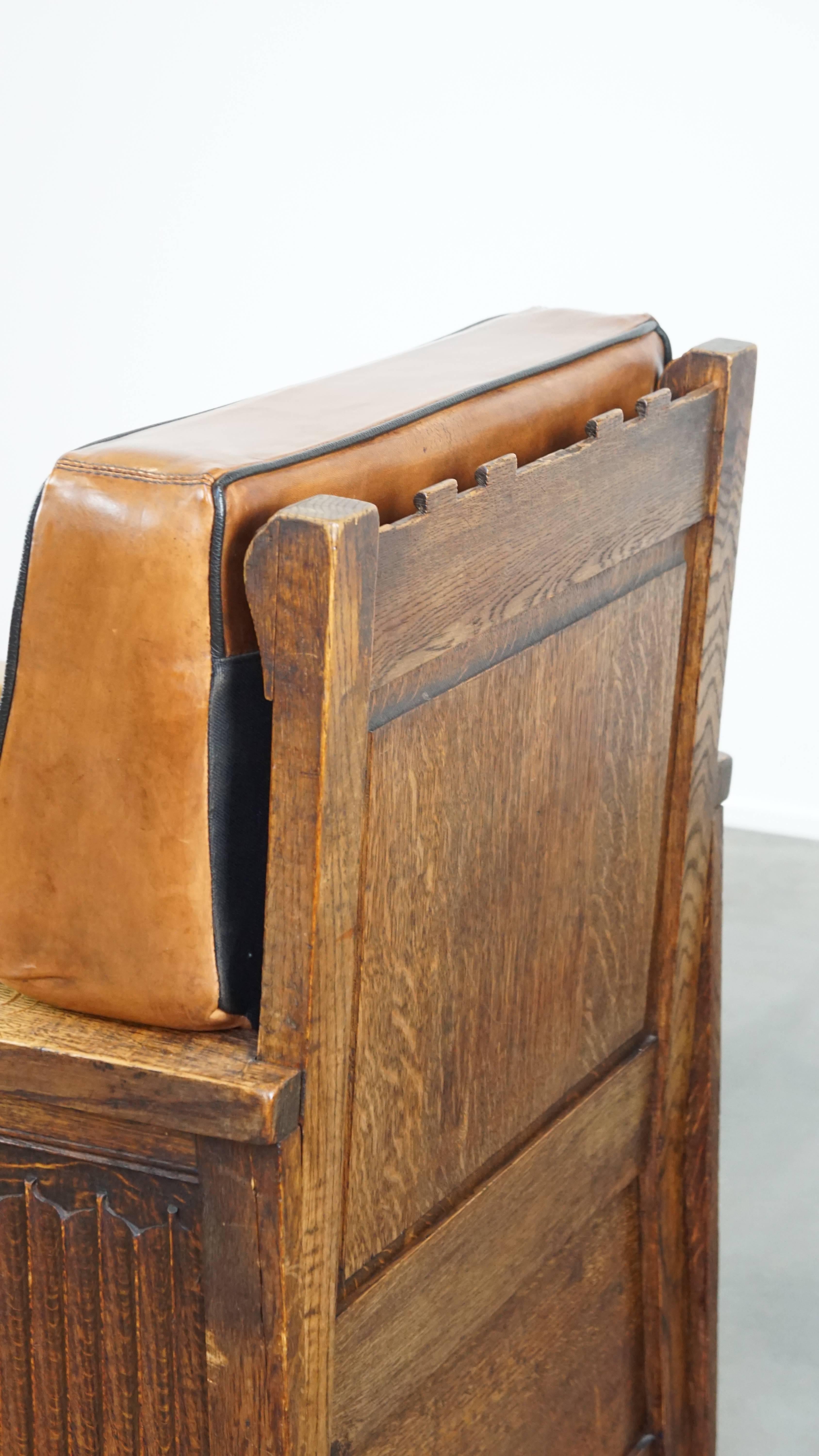 Fauteuil ancien retapissé en peau de mouton avec un joli travail du bois détaillé en vente 5