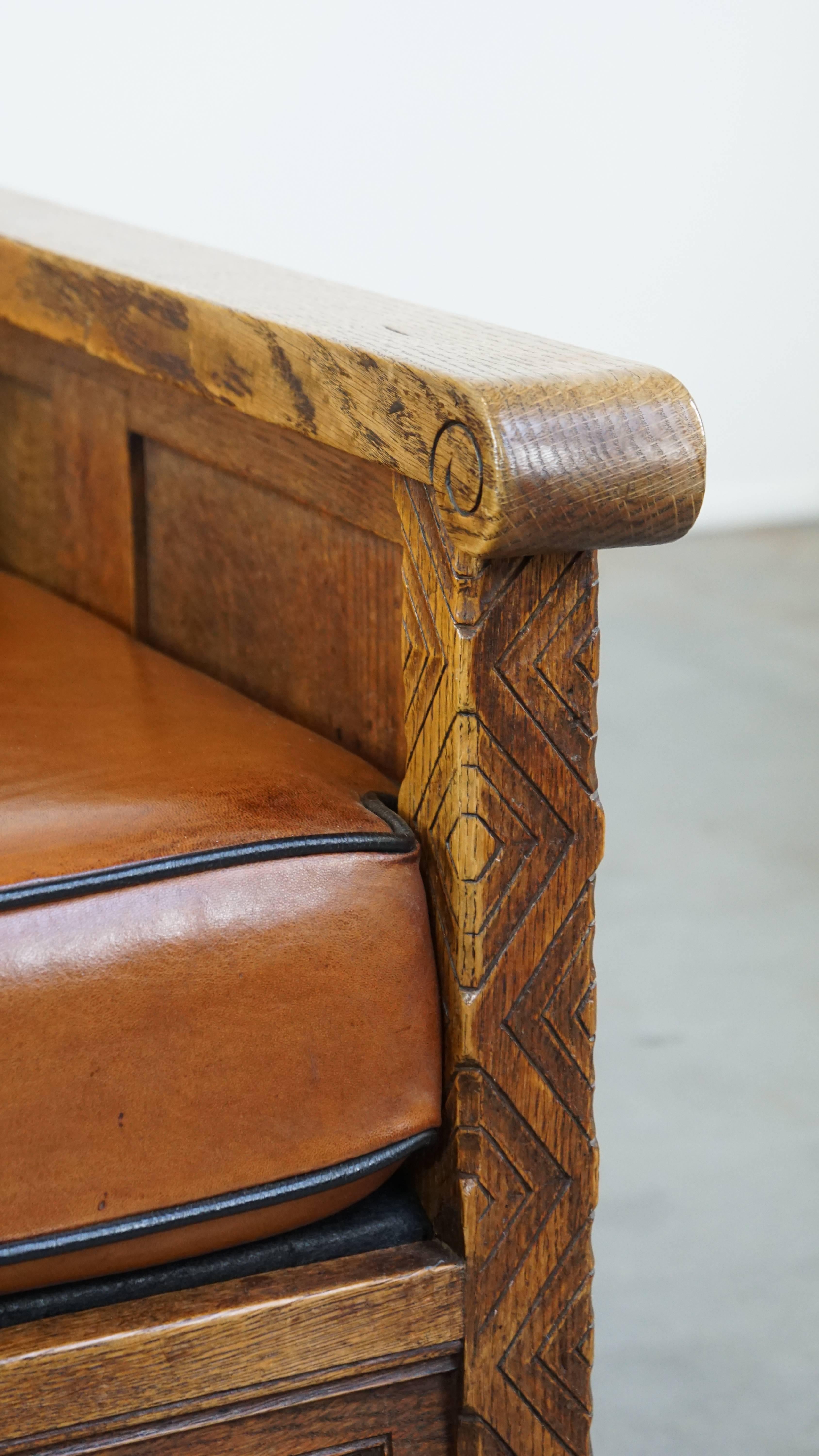Fauteuil ancien retapissé en peau de mouton avec un joli travail du bois détaillé en vente 6