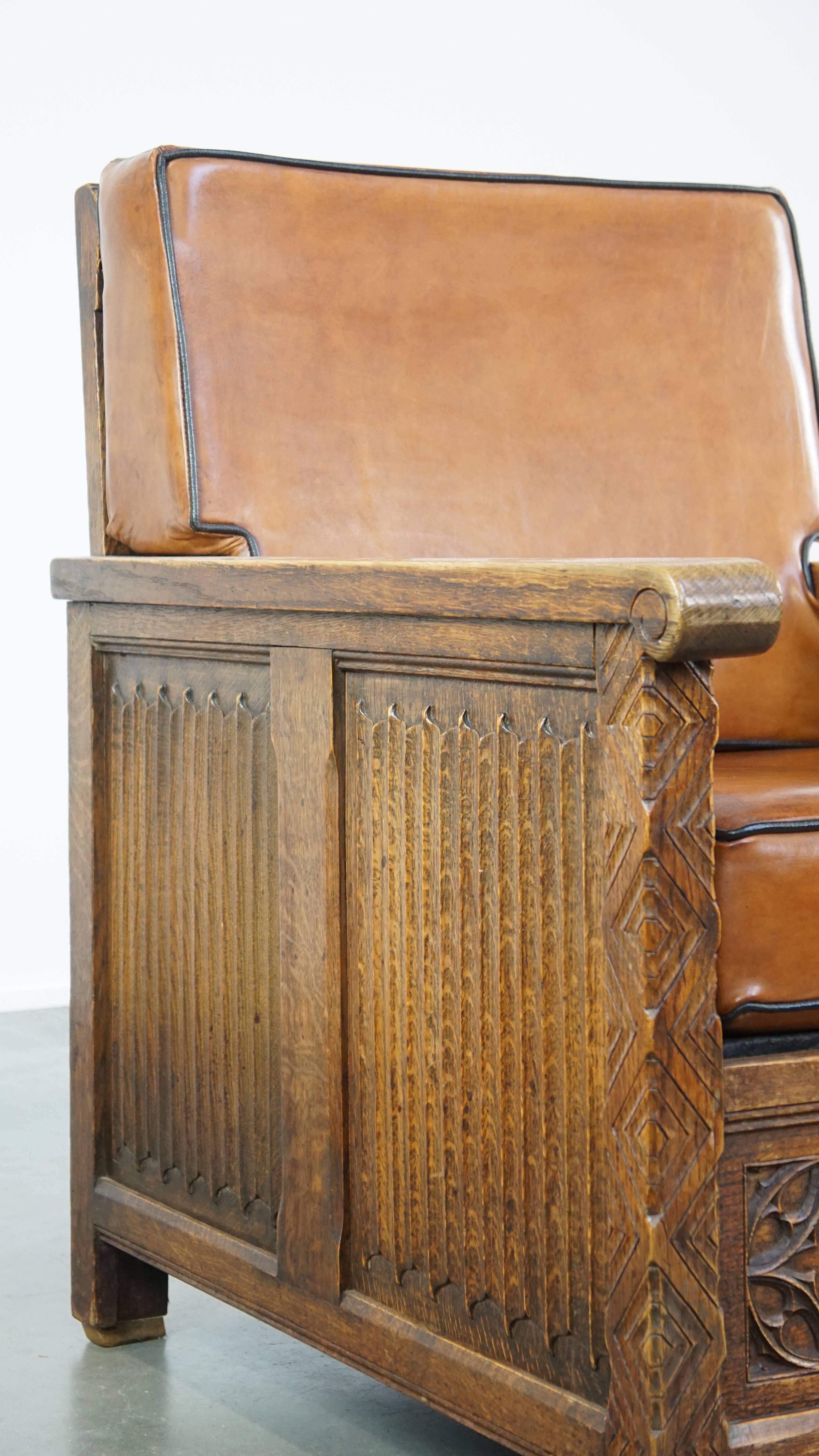 Fauteuil ancien retapissé en peau de mouton avec un joli travail du bois détaillé en vente 7