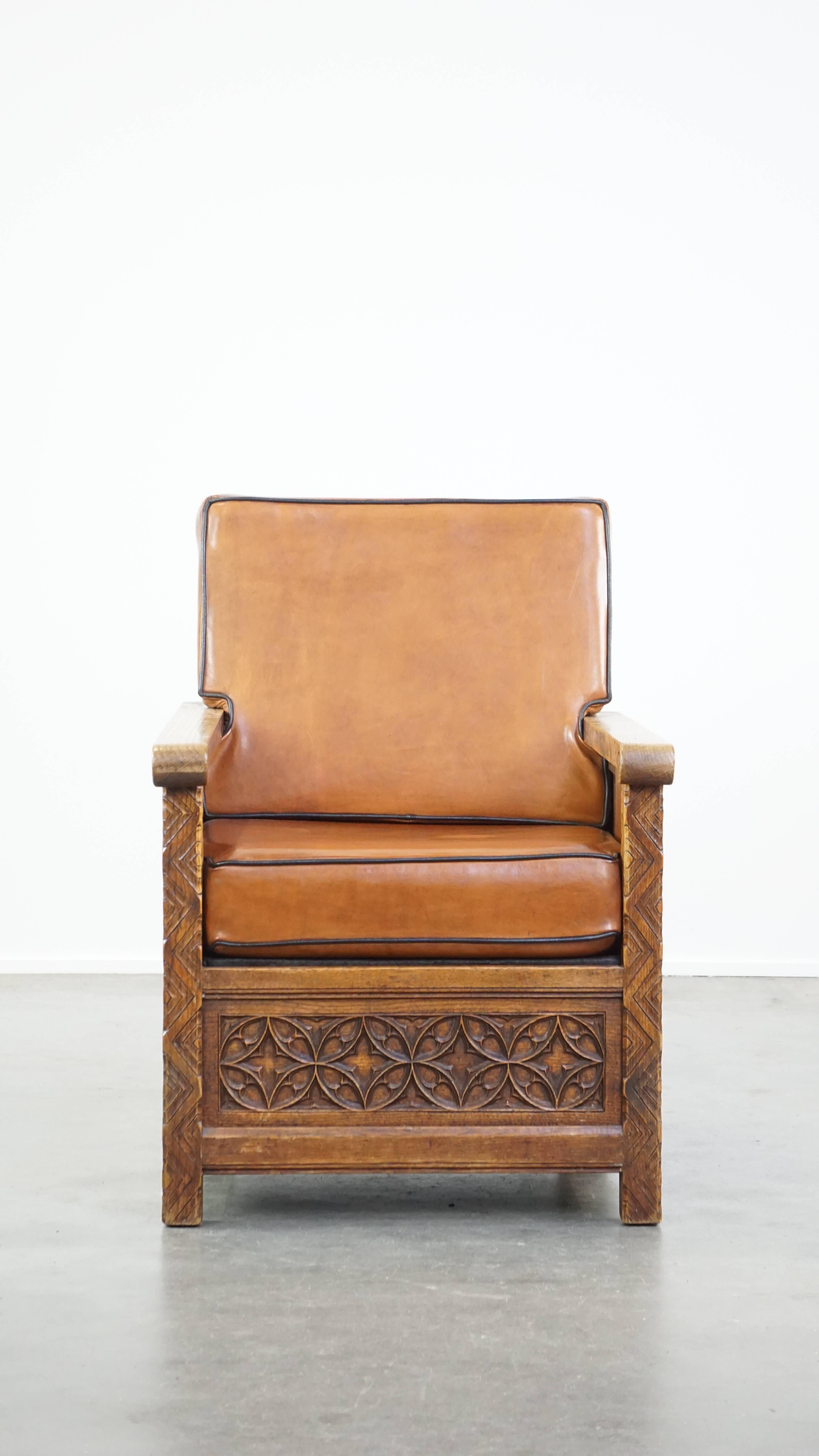 Ce magnifique fauteuil a été entièrement retapissé avec du cuir de mouton de première qualité. L'élégant travail du bois et le superbe cuir de mouton en font une pièce particulièrement attrayante et intéressante. Il offre un siège ferme et