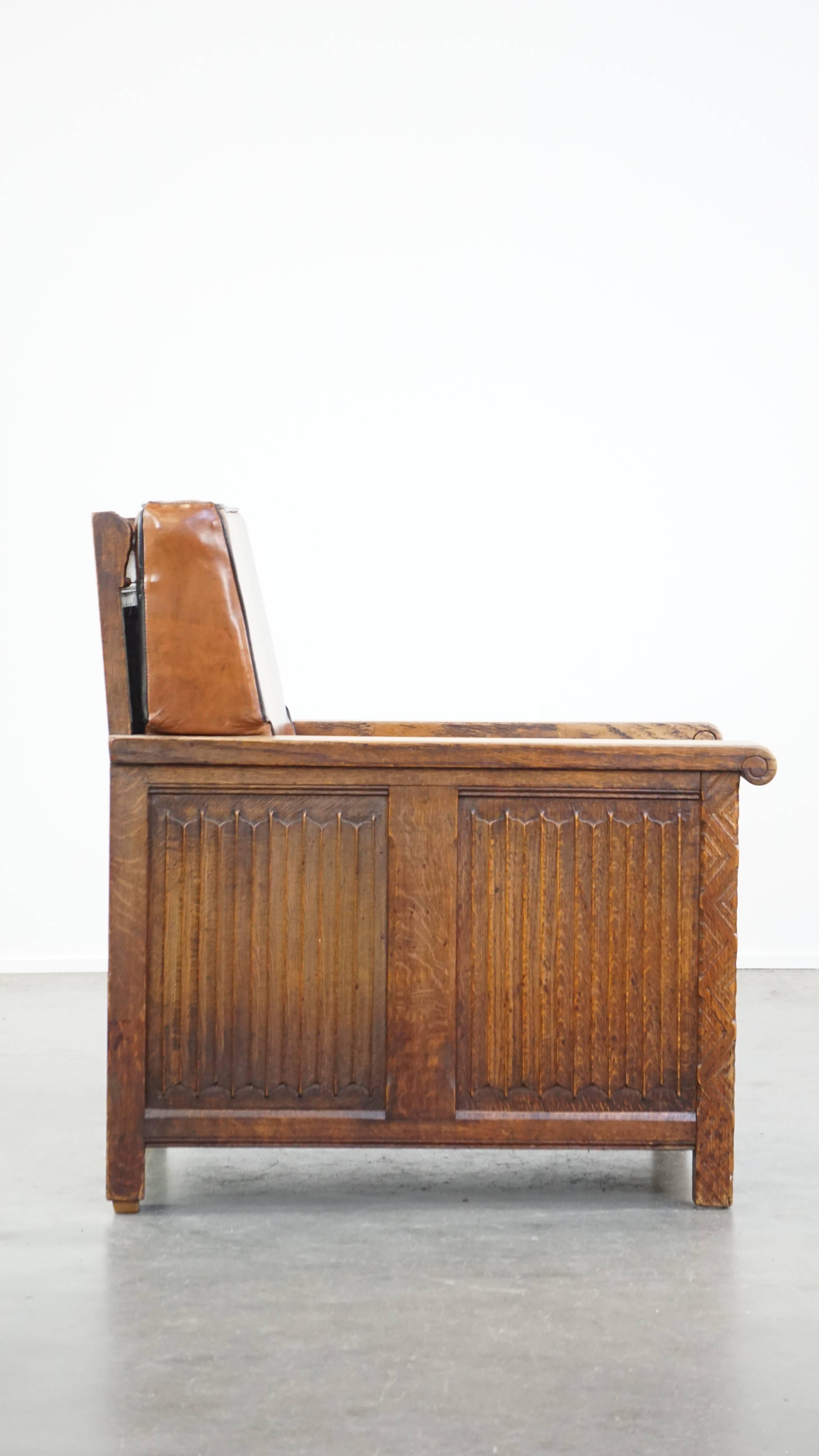 Fait main Fauteuil ancien retapissé en peau de mouton avec un joli travail du bois détaillé en vente