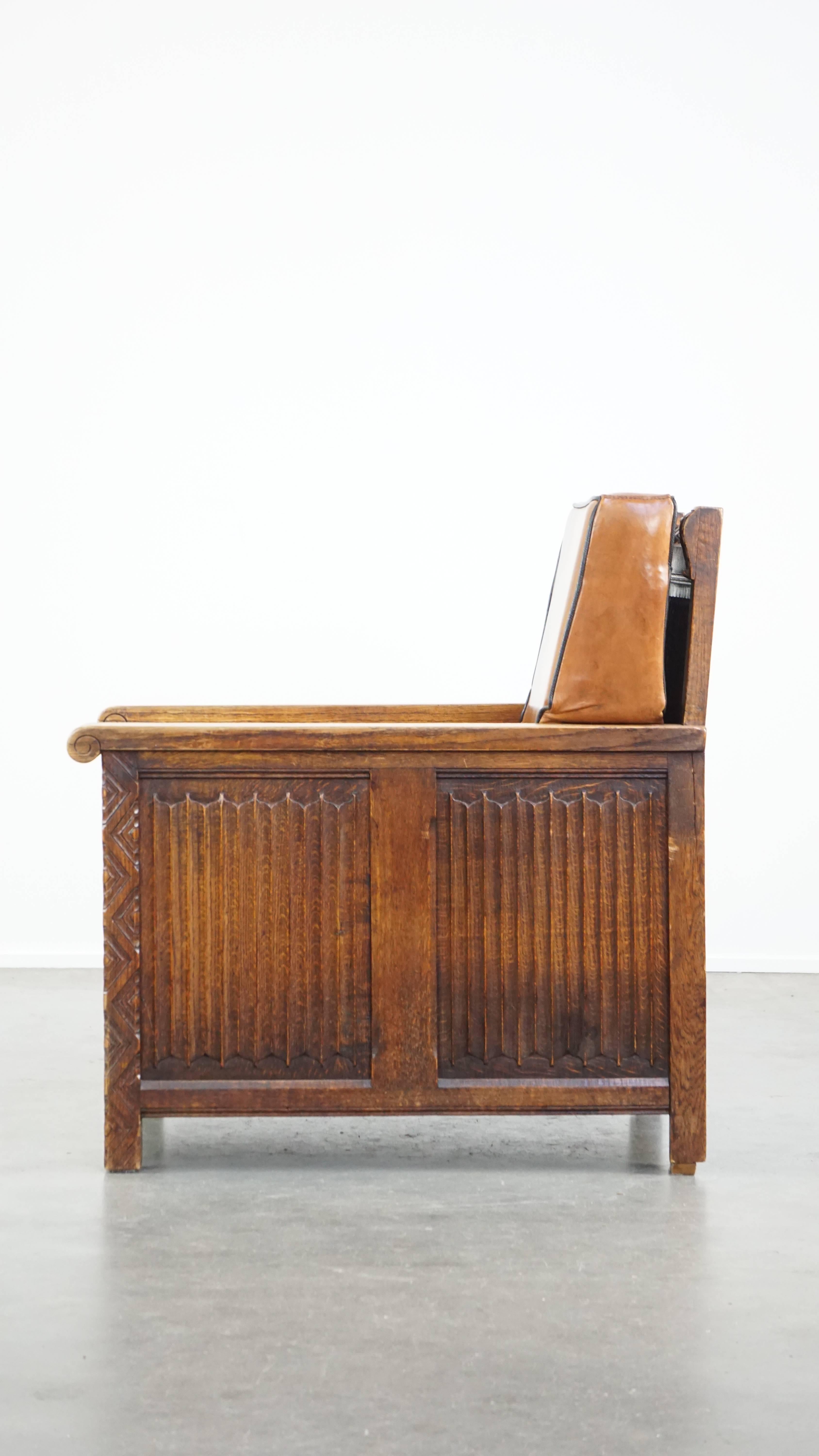 XIXe siècle Fauteuil ancien retapissé en peau de mouton avec un joli travail du bois détaillé en vente
