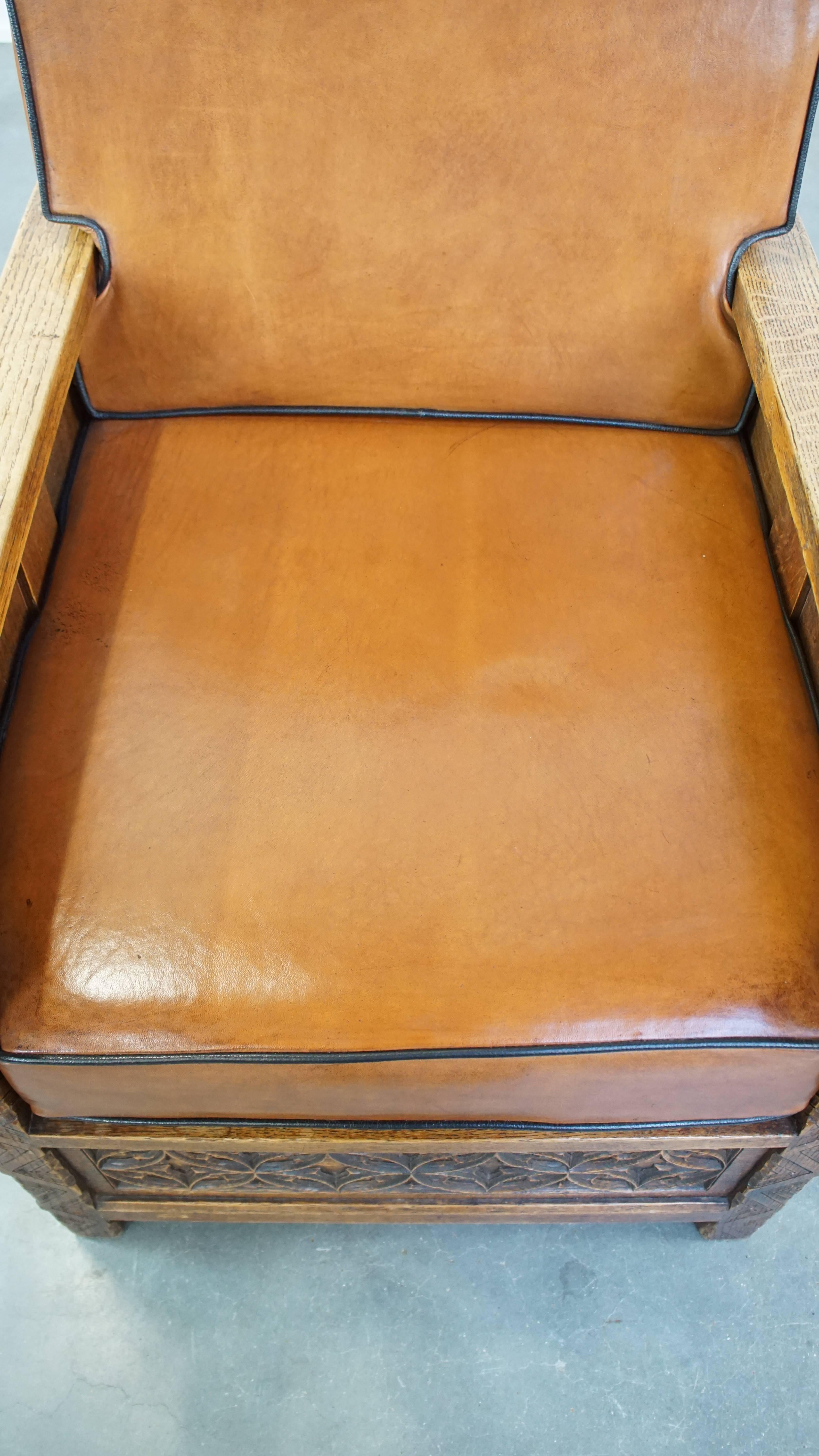 Cuir de mouton Fauteuil ancien retapissé en peau de mouton avec un joli travail du bois détaillé en vente