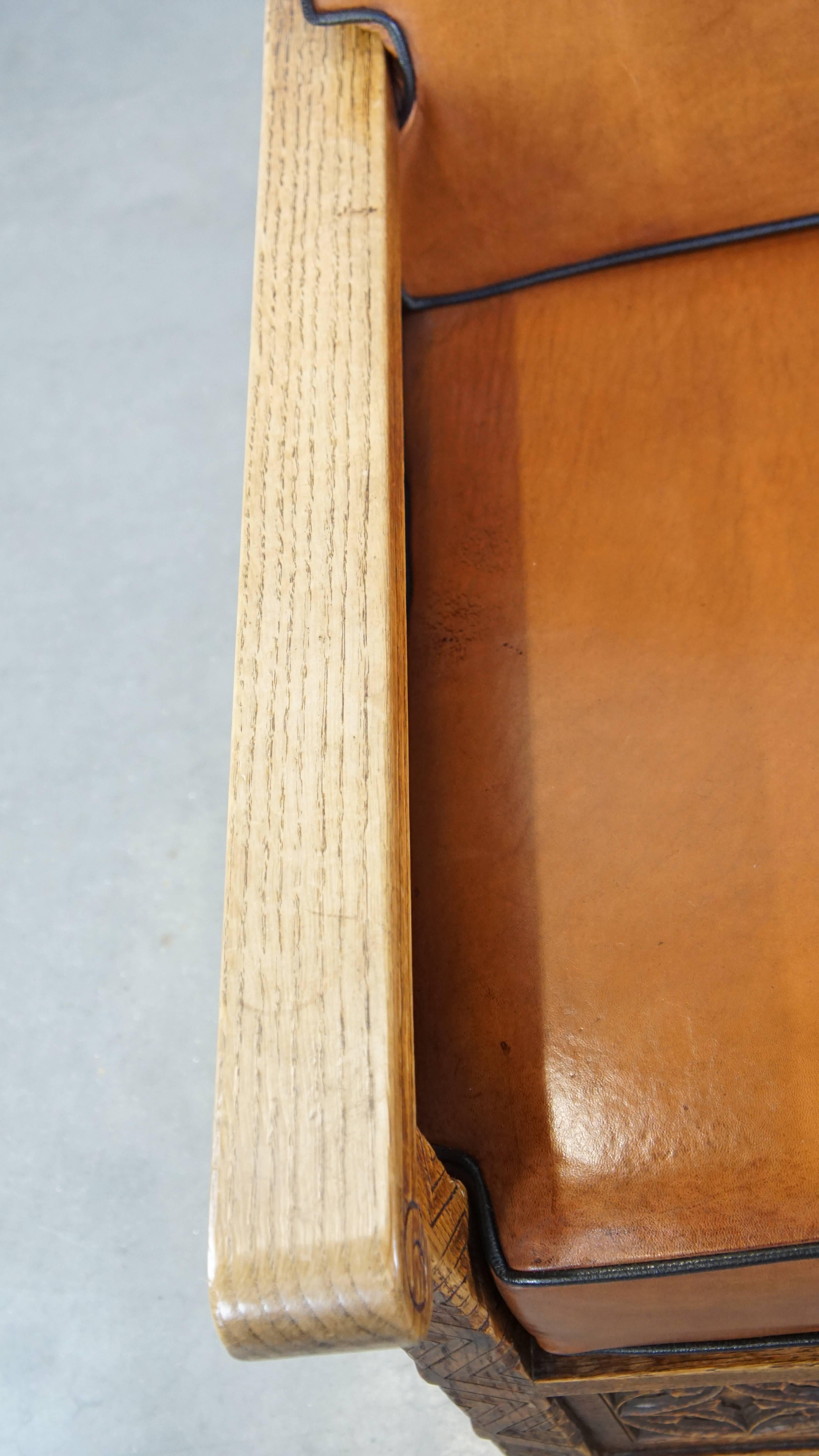 Fauteuil ancien retapissé en peau de mouton avec un joli travail du bois détaillé en vente 1