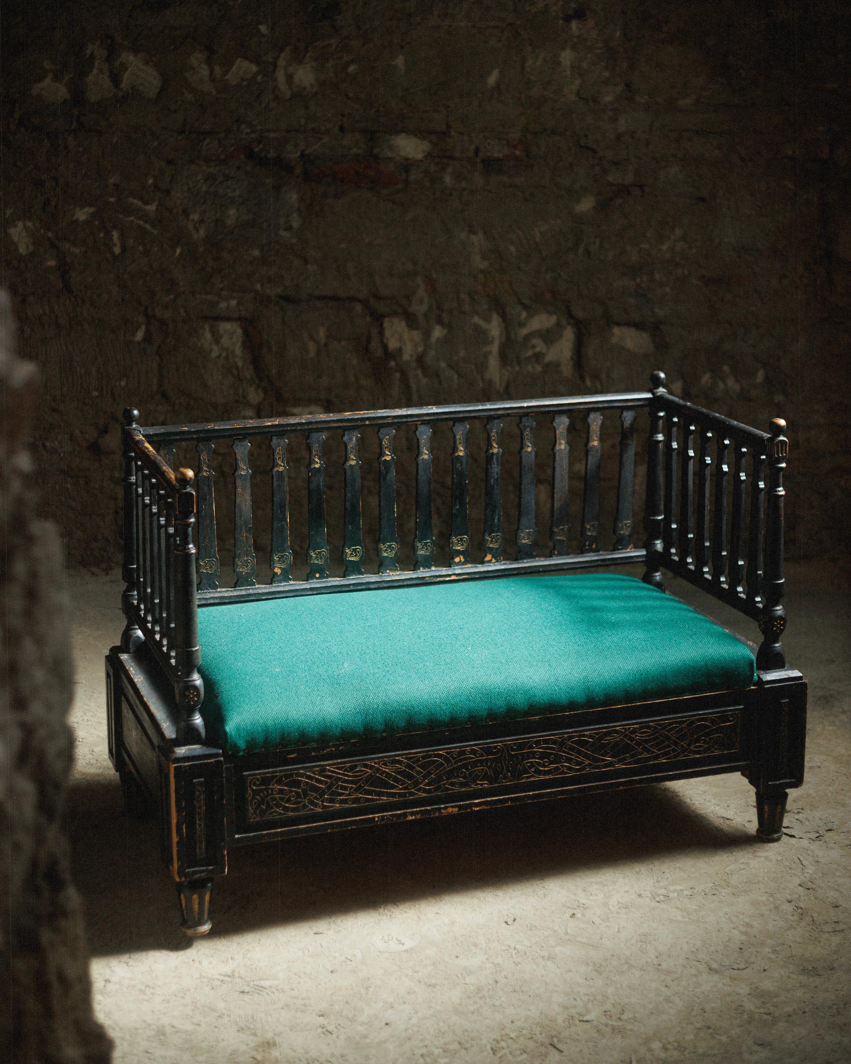 Ce canapé de style gustavien tardif est peint avec des accents bronzés et décoré de détails sculptés. Nouvellement revêtu d'un magnifique tissu vert, il allie l'élégance classique à un look frais et unique.