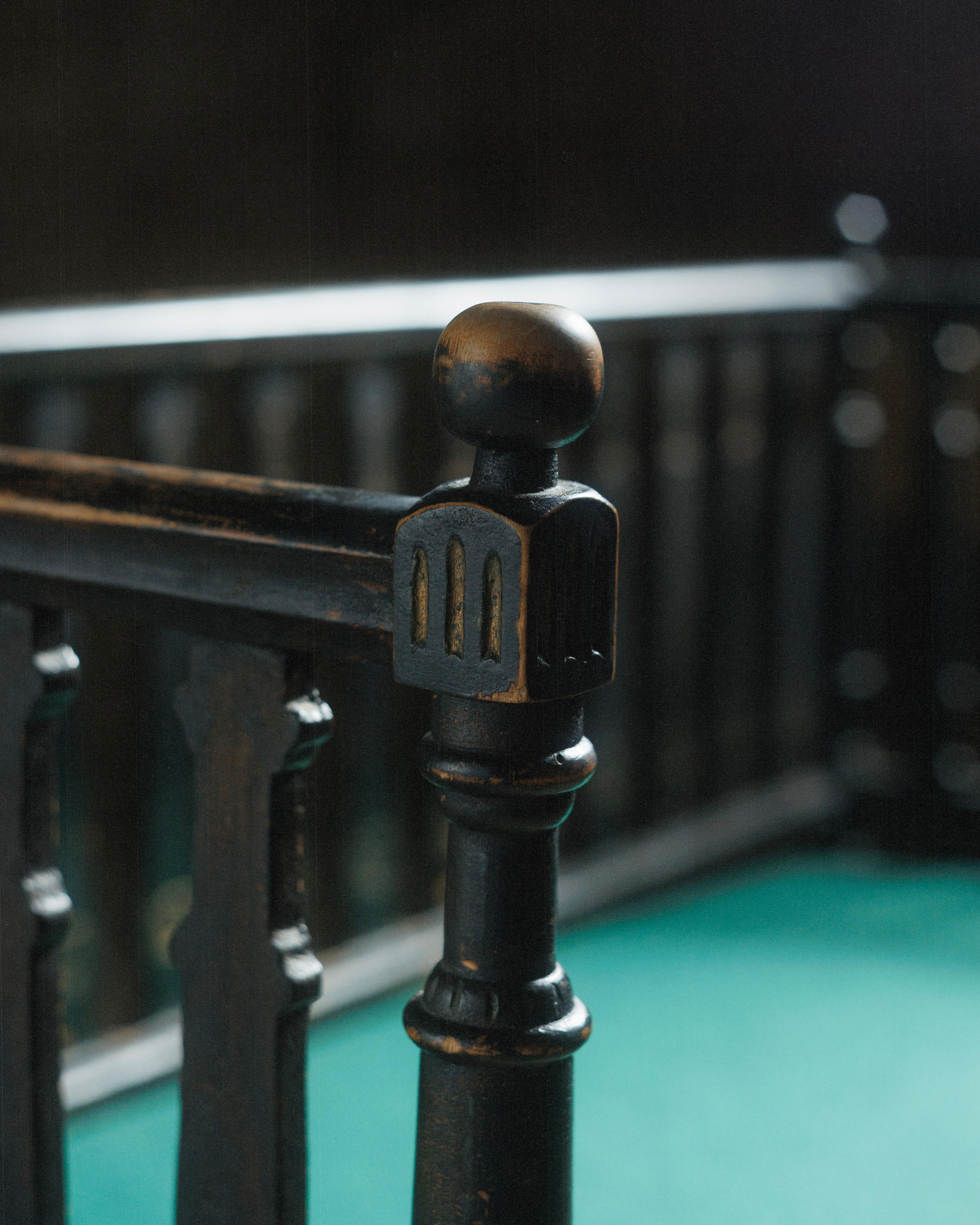 Gustavien Canapé ancien récemment tapissé et décoré en vente