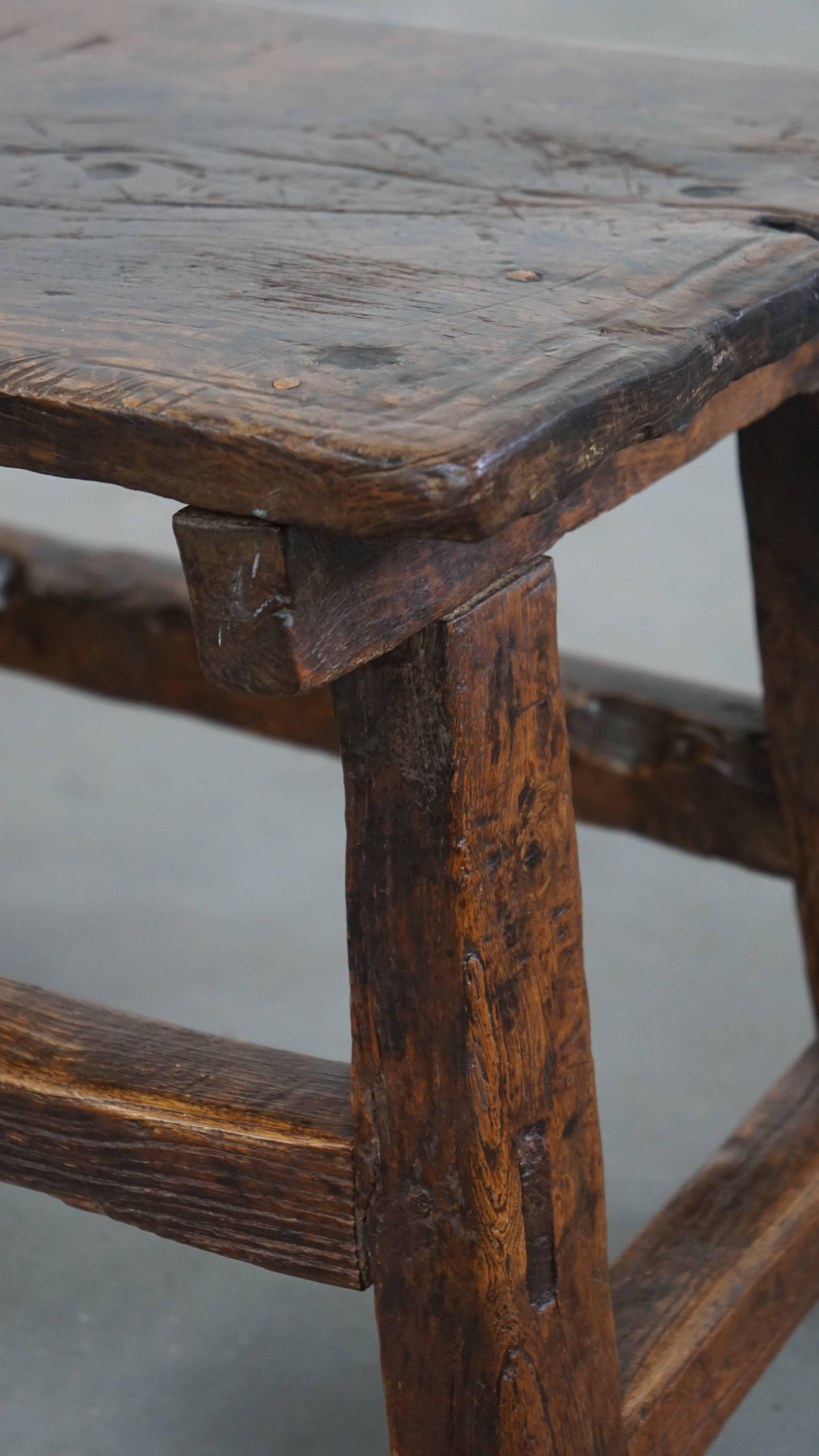 Table d'appoint / tabouret espagnol unique du 16e siècle en vente 3