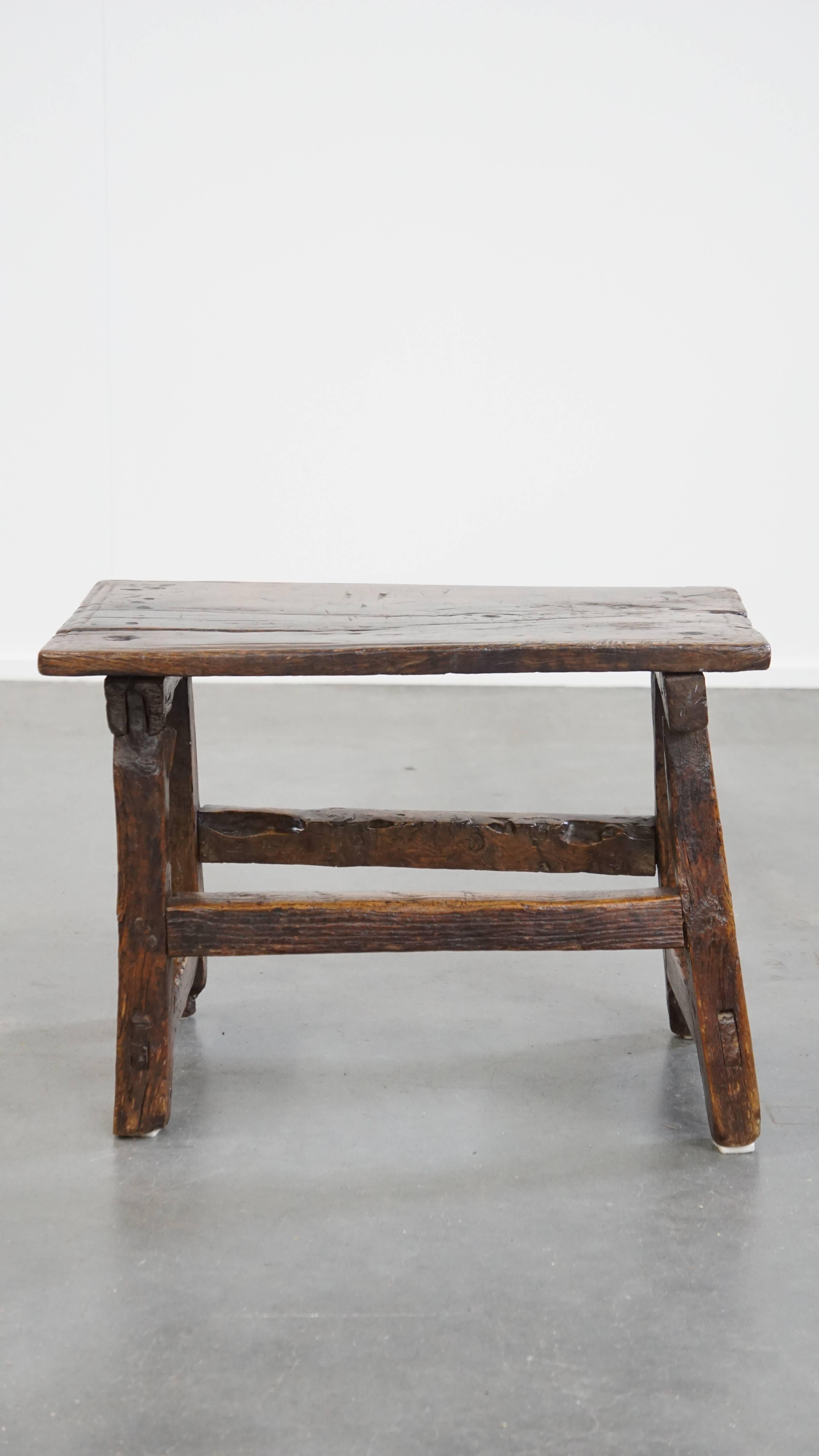 Nous vous proposons cette table d'appoint / tabouret espagnol unique du 16ème siècle avec de beaux détails d'origine.

Cette merveilleuse table d'appoint / tabouret espagnol antique date du XVIe siècle et attire tous les regards dans presque tous