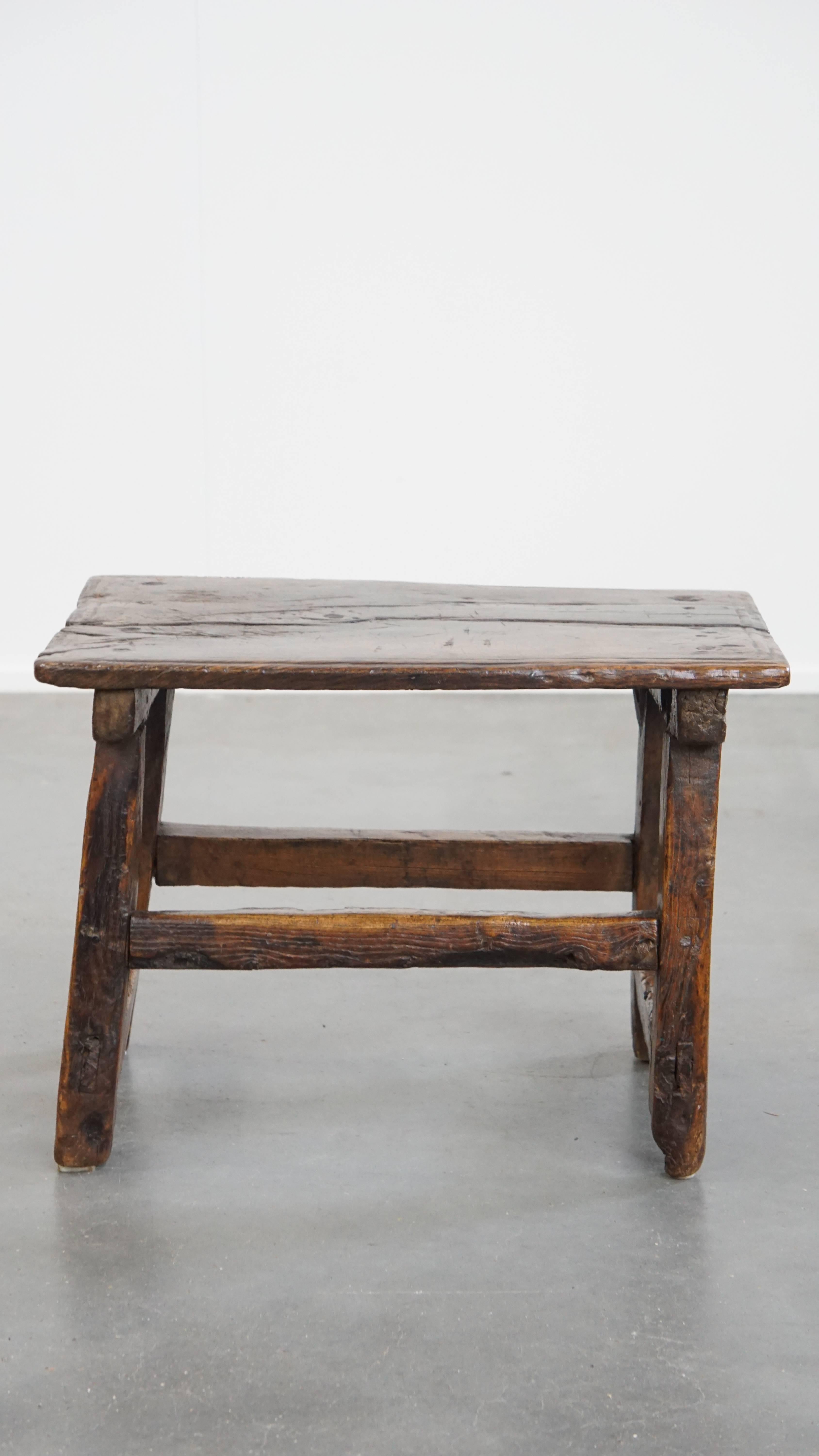 Fait main Table d'appoint / tabouret espagnol unique du 16e siècle en vente