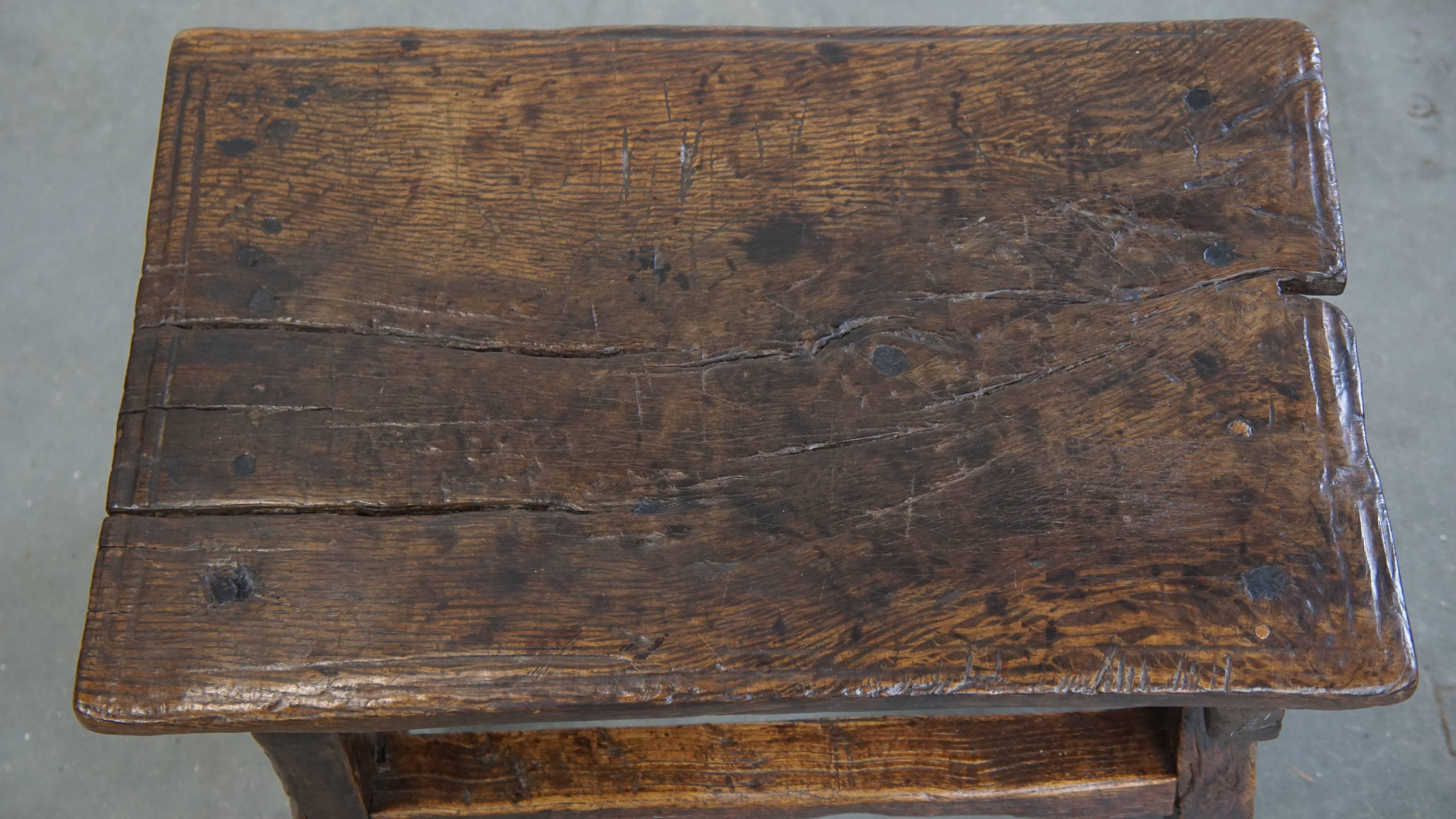 XVIIIe siècle et antérieur Table d'appoint / tabouret espagnol unique du 16e siècle en vente