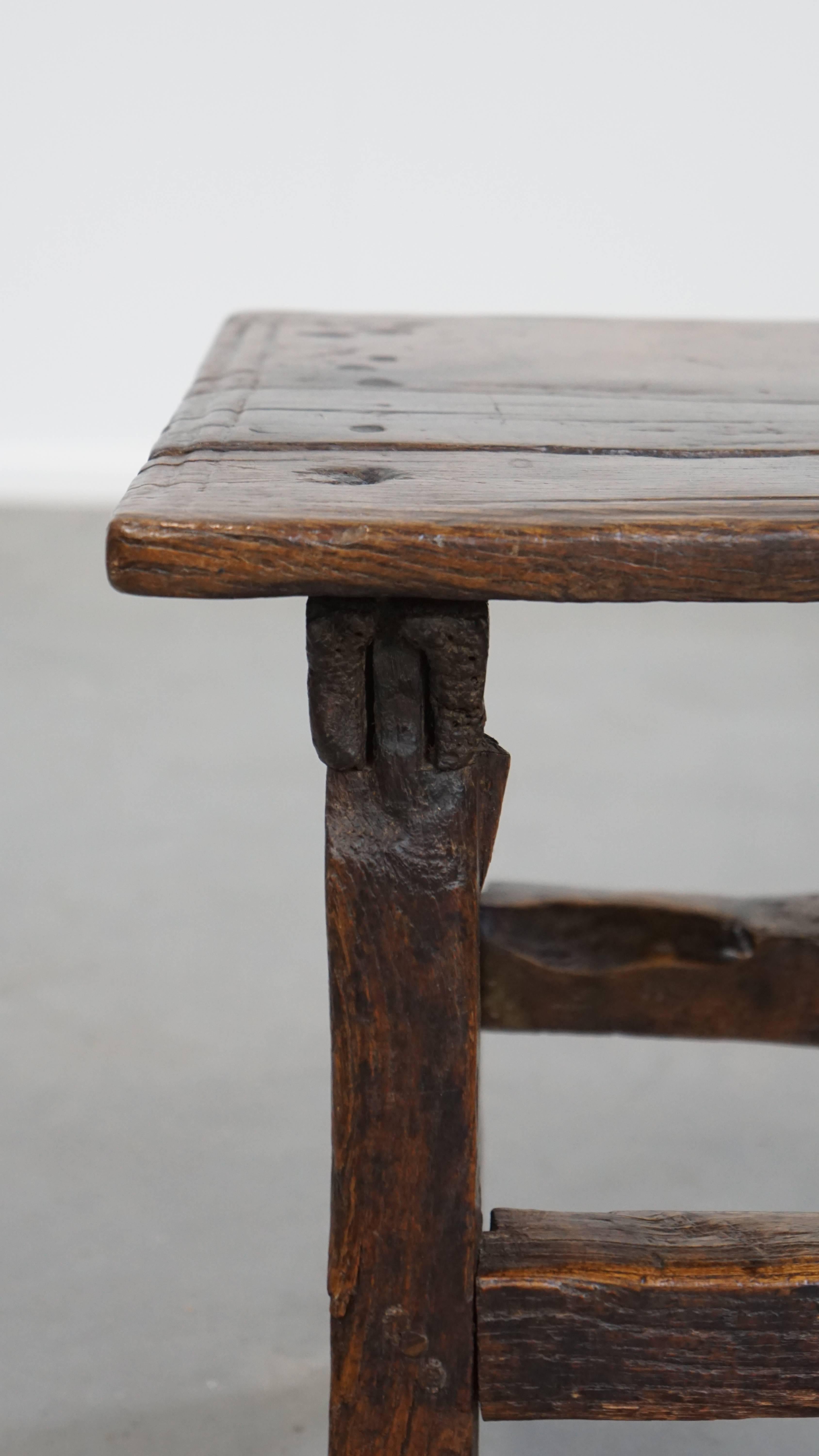 Bois Table d'appoint / tabouret espagnol unique du 16e siècle en vente
