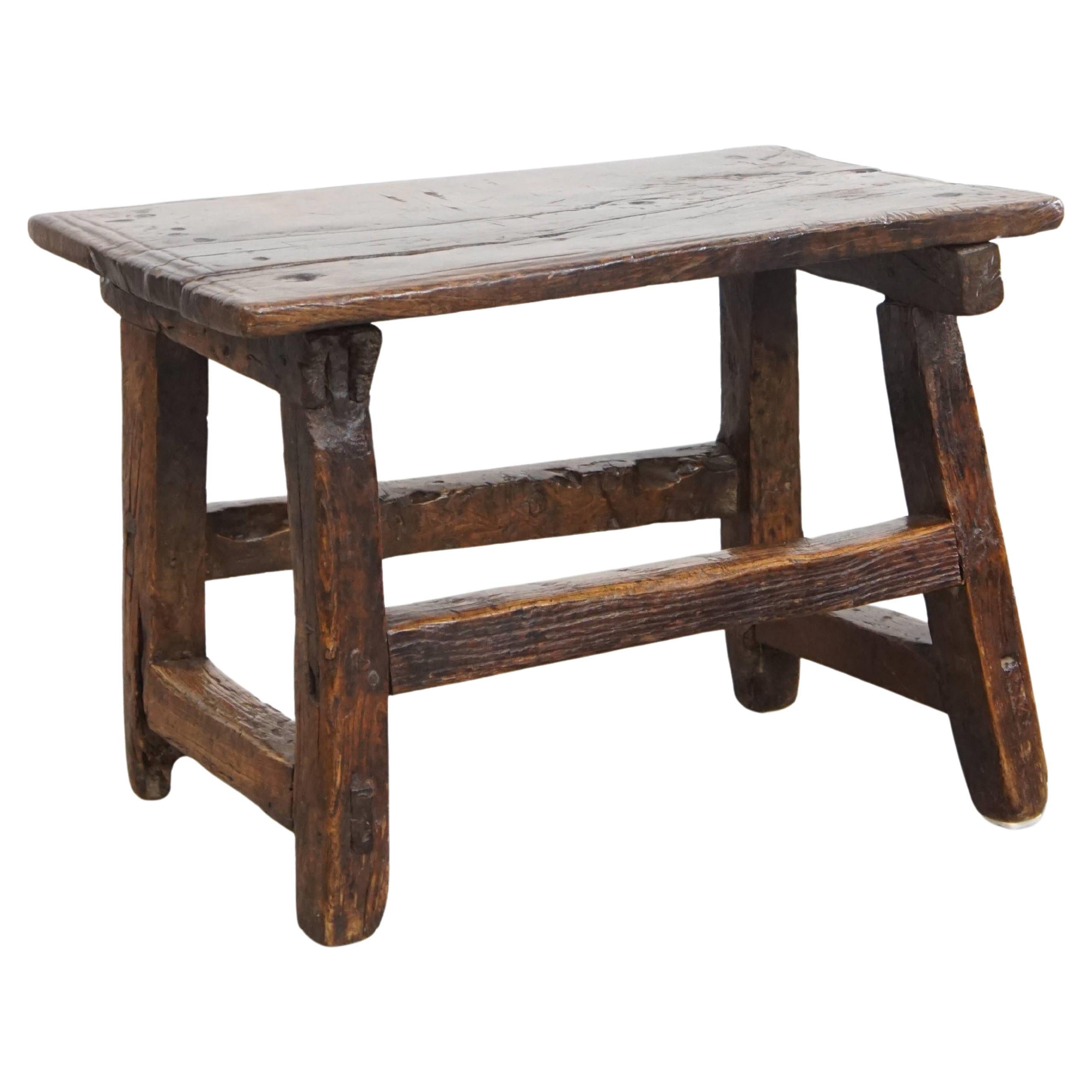 Table d'appoint / tabouret espagnol unique du 16e siècle en vente