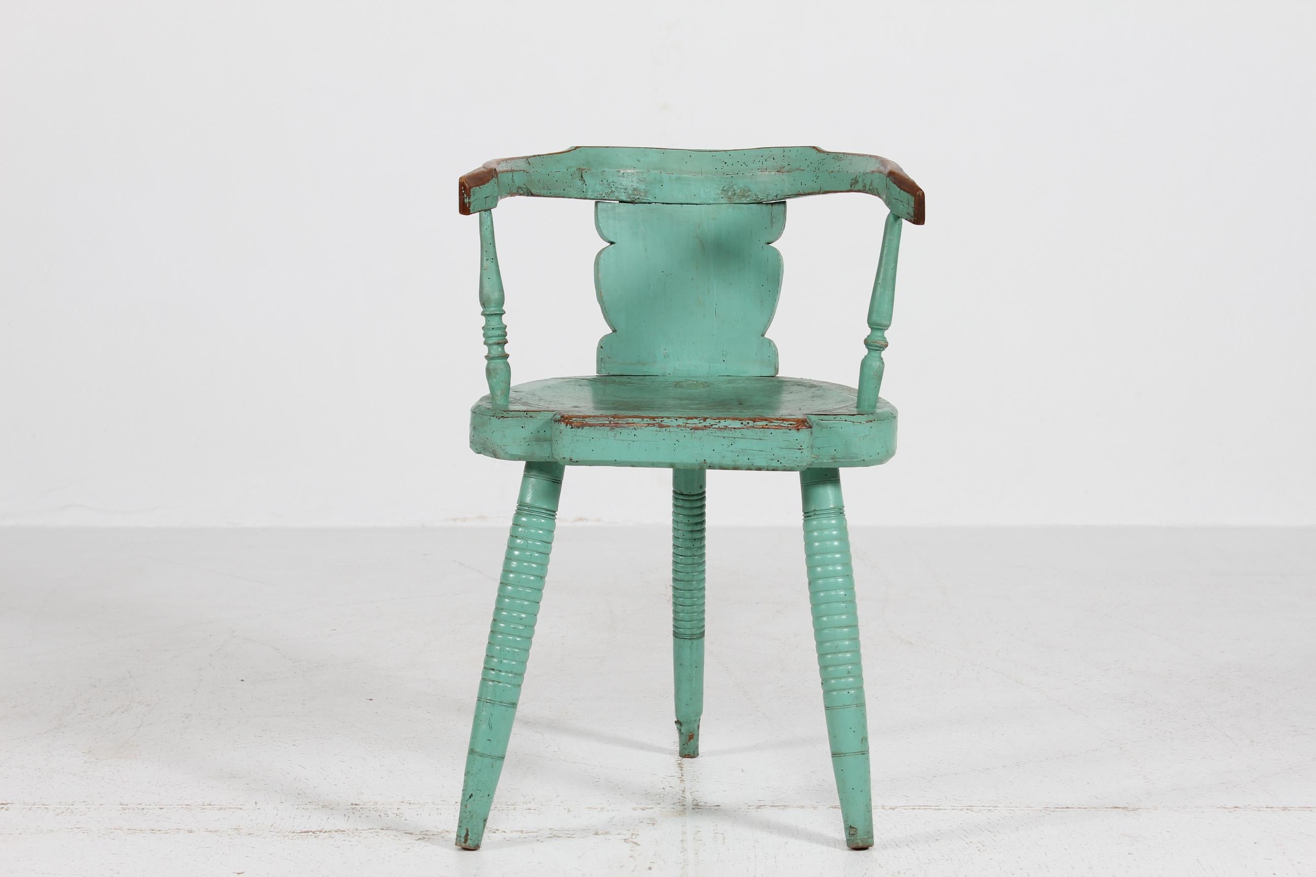 ¡Un mueble encantador, único y con mucha personalidad!
Antiguo sillón sueco de madera maciza con superficie patinada en verde verdín, desgastada en los lugares más expuestos.


Medidas:
Altura respaldo: 74 cm
Altura asiento: 46 cm
Anchura: 49