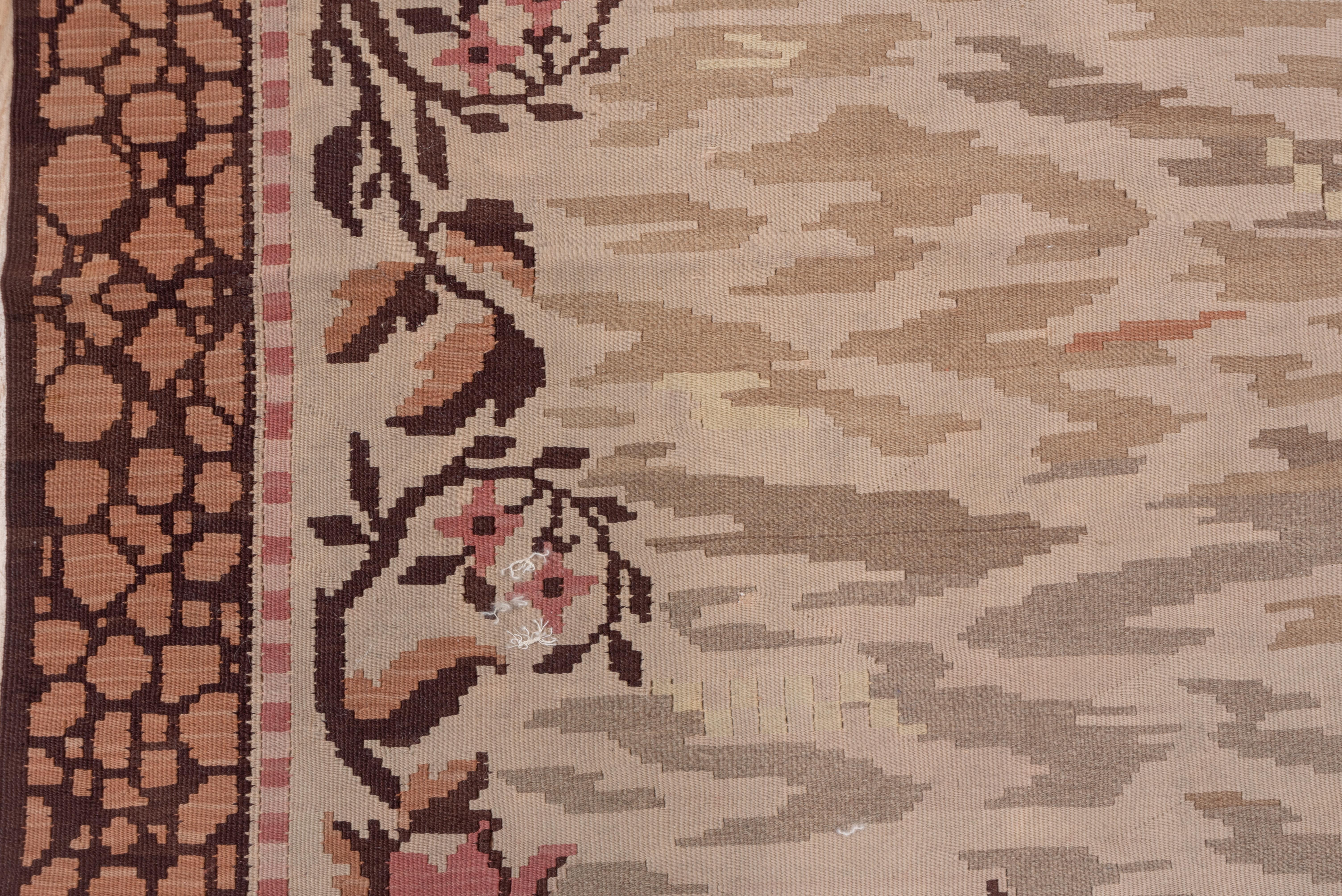 Einzigartiger antiker türkischer Kilim-Teppich, neutrale Töne, pfirsichfarbene Bordüre, ca. 1930er Jahre im Zustand „Gut“ im Angebot in New York, NY