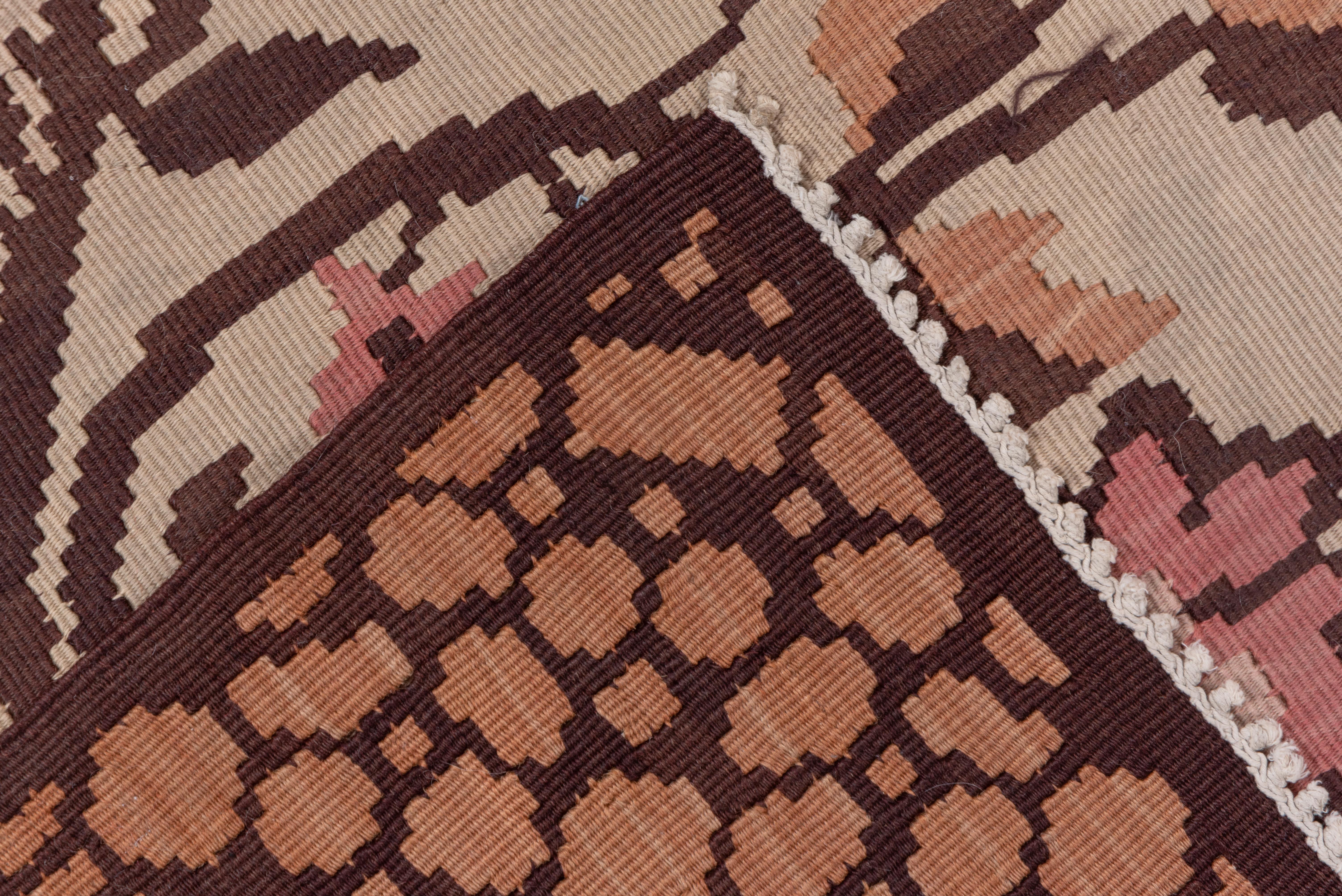 Einzigartiger antiker türkischer Kilim-Teppich, neutrale Töne, pfirsichfarbene Bordüre, ca. 1930er Jahre (Mitte des 20. Jahrhunderts) im Angebot