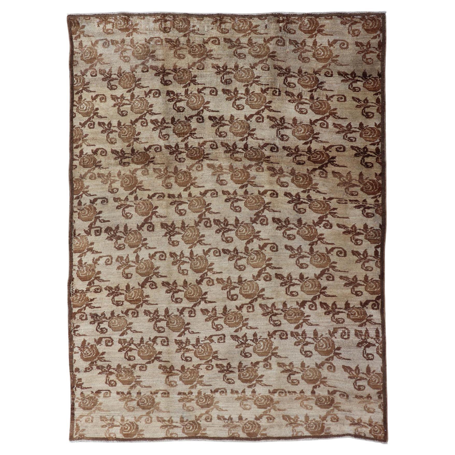 Tapis turc ancien unique de Konya avec motif floral sur toute sa surface en taupe et marron