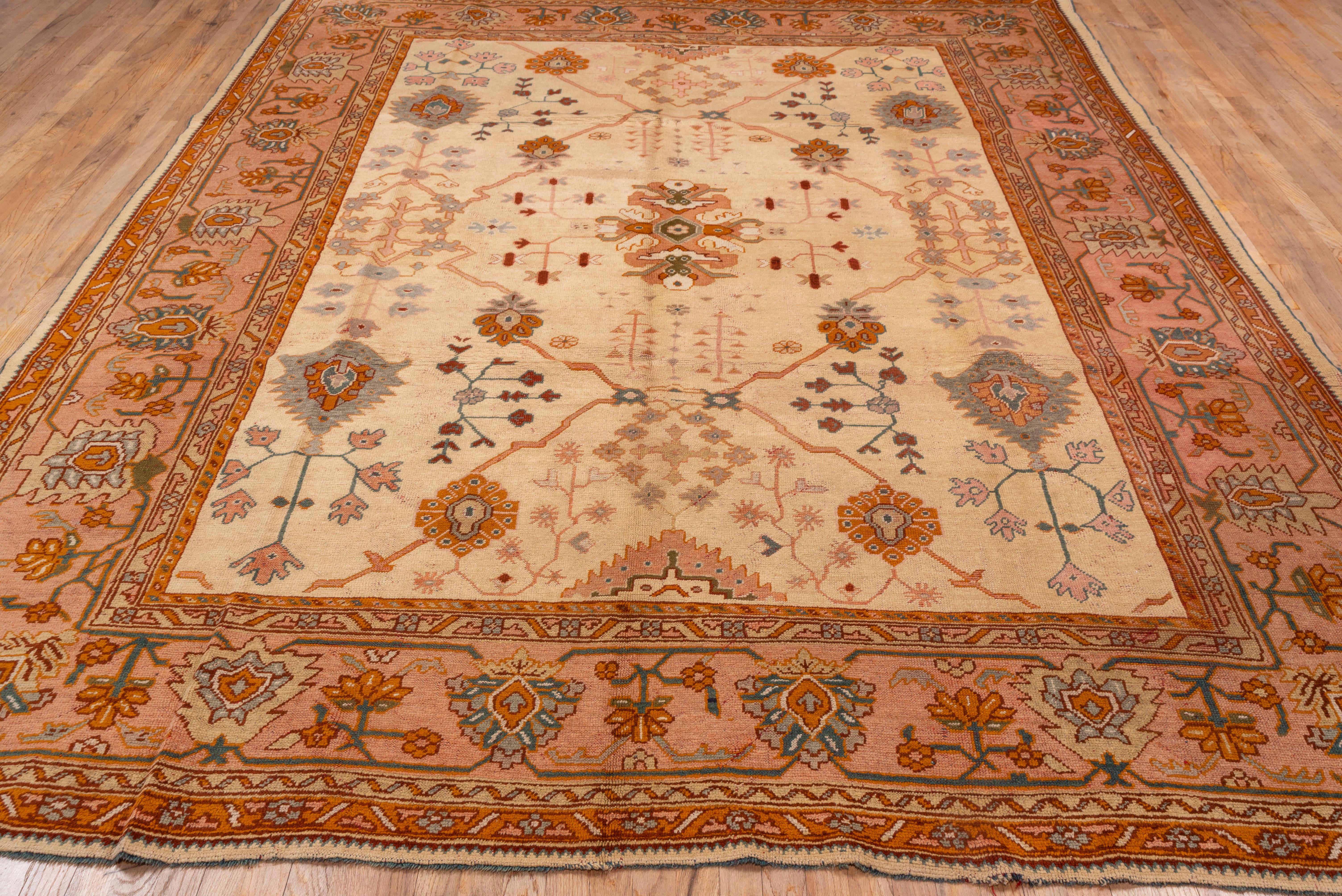 Turc Tapis turc ancien et tribal d'Oushak, terrain entièrement crème, bordures roses et orange