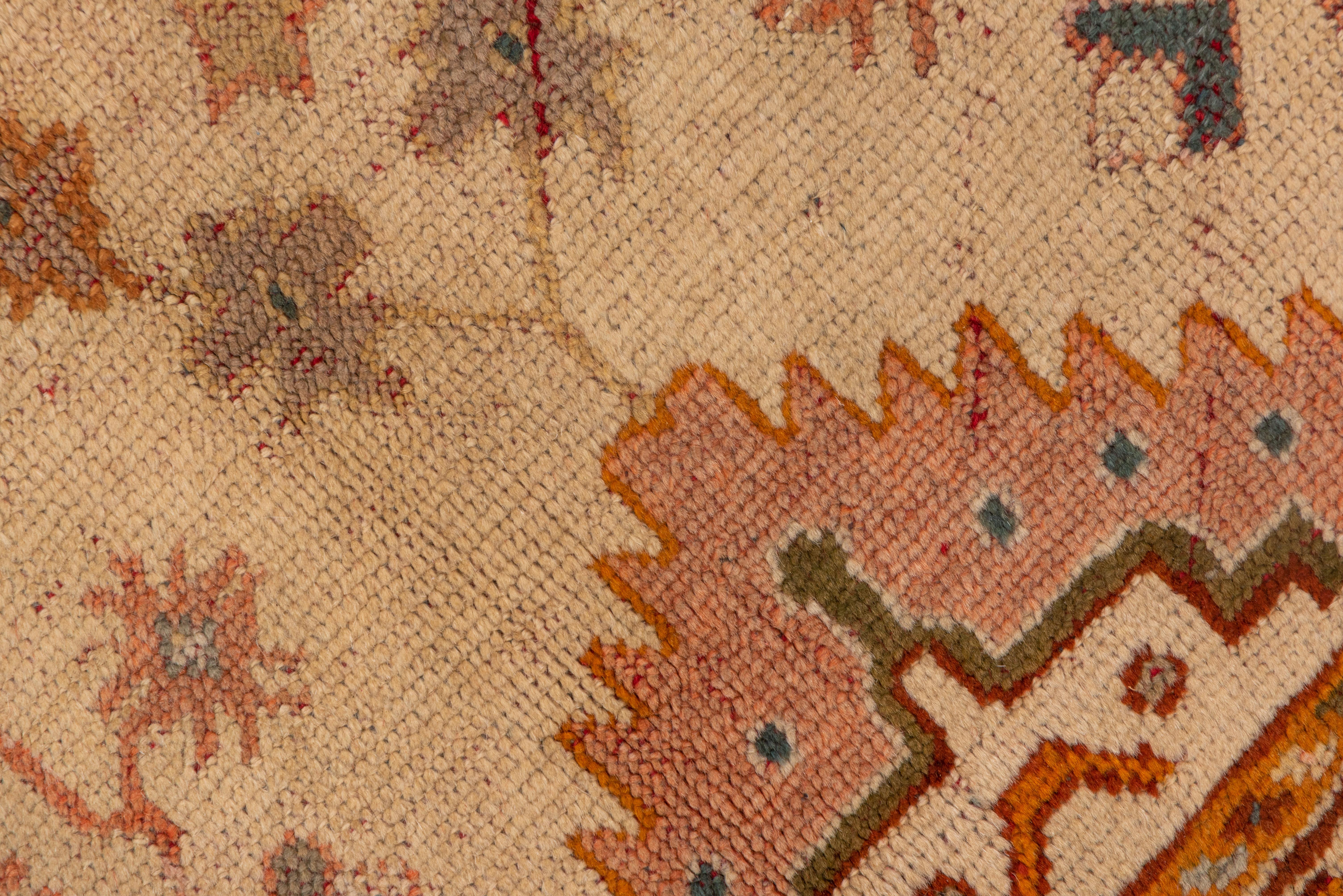 Tapis turc ancien et tribal d'Oushak, terrain entièrement crème, bordures roses et orange Bon état à New York, NY