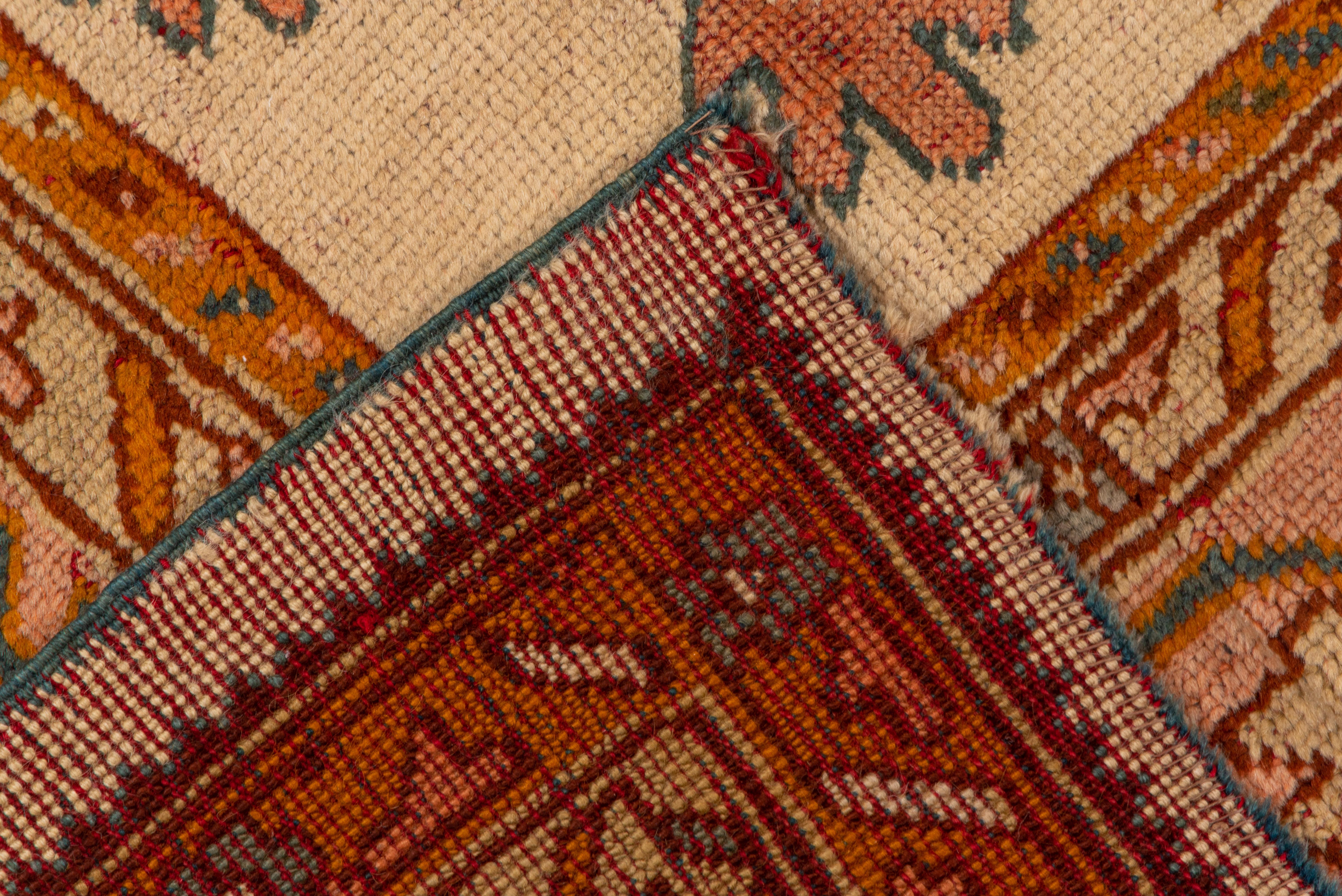 Laine Tapis turc ancien et tribal d'Oushak, terrain entièrement crème, bordures roses et orange