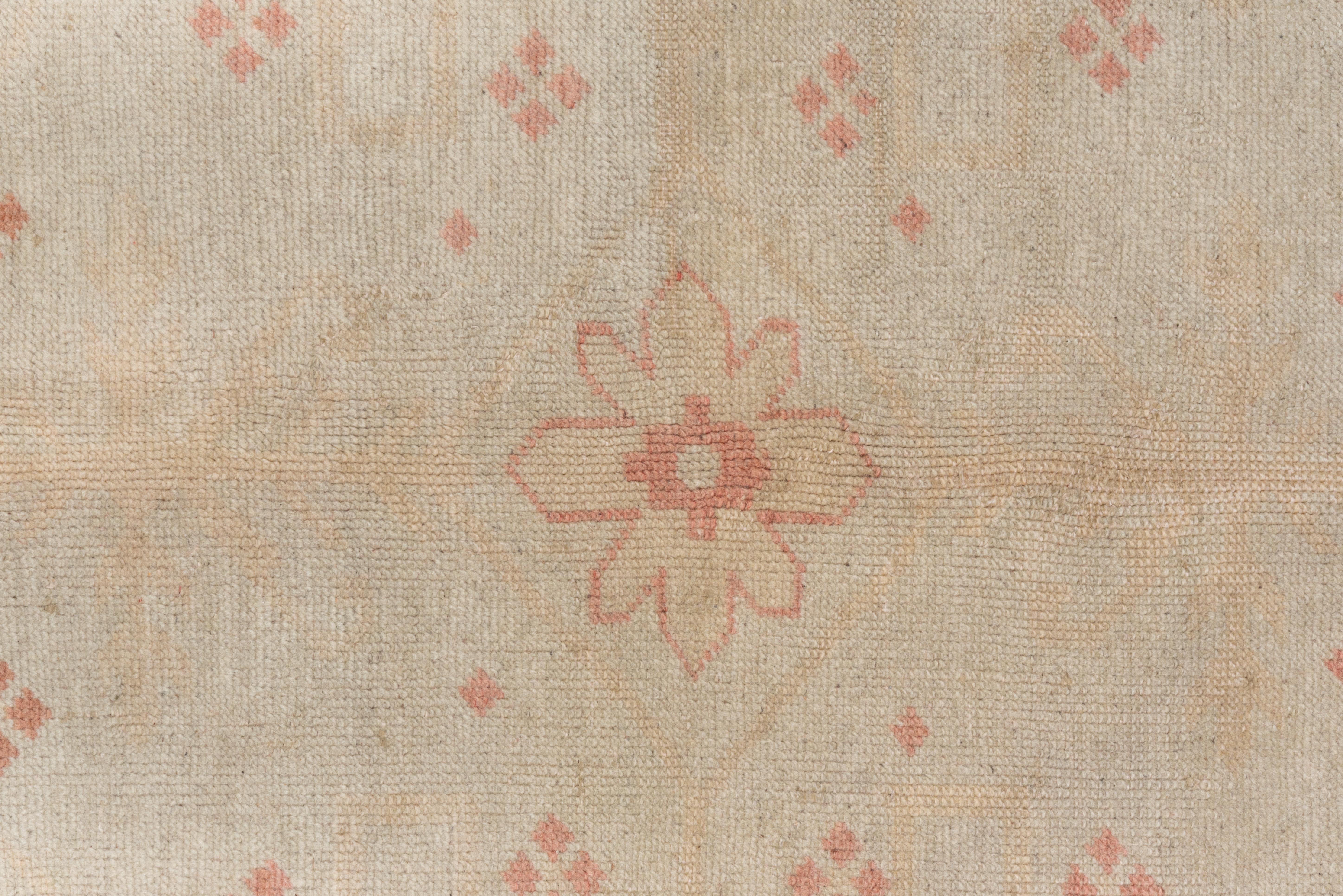 Tapis turc ancien unique d'Oushak, champ neutre, touches de corail, vers 1910 Bon état - En vente à New York, NY