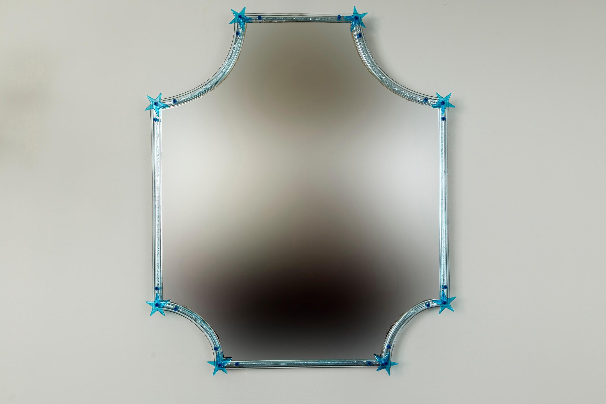 Un design stravagante commissionato ispirato a S.A.L.I.R. Questa forma modernizzata a forma di quadrifoglio è delicatamente soffiata in un blu acquamarina con un bordo modellato e ornata da stelle e spille in vetro blu leggermente più