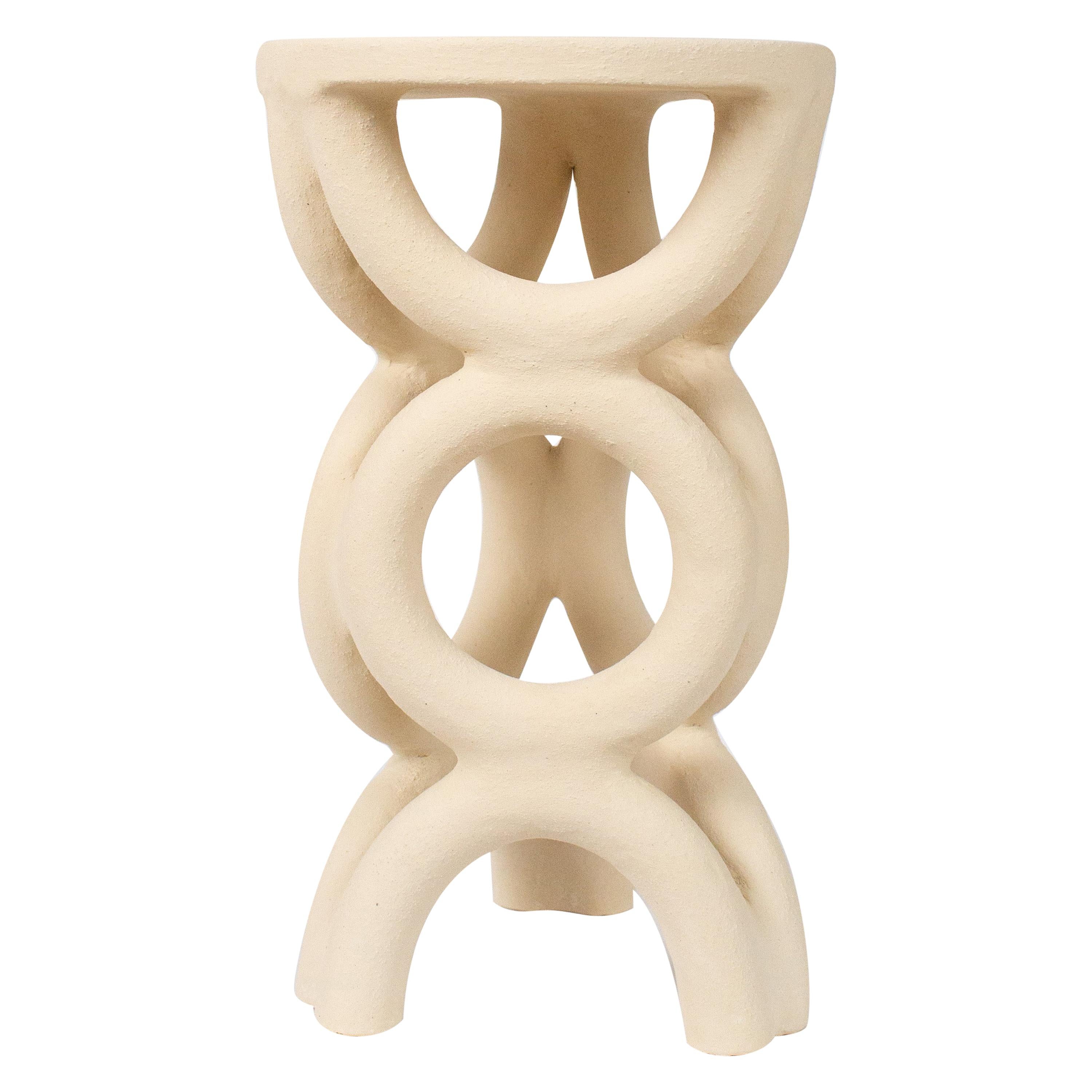 Tabouret circulaire blanc en forme d'arc unique par Mesut Öztürk