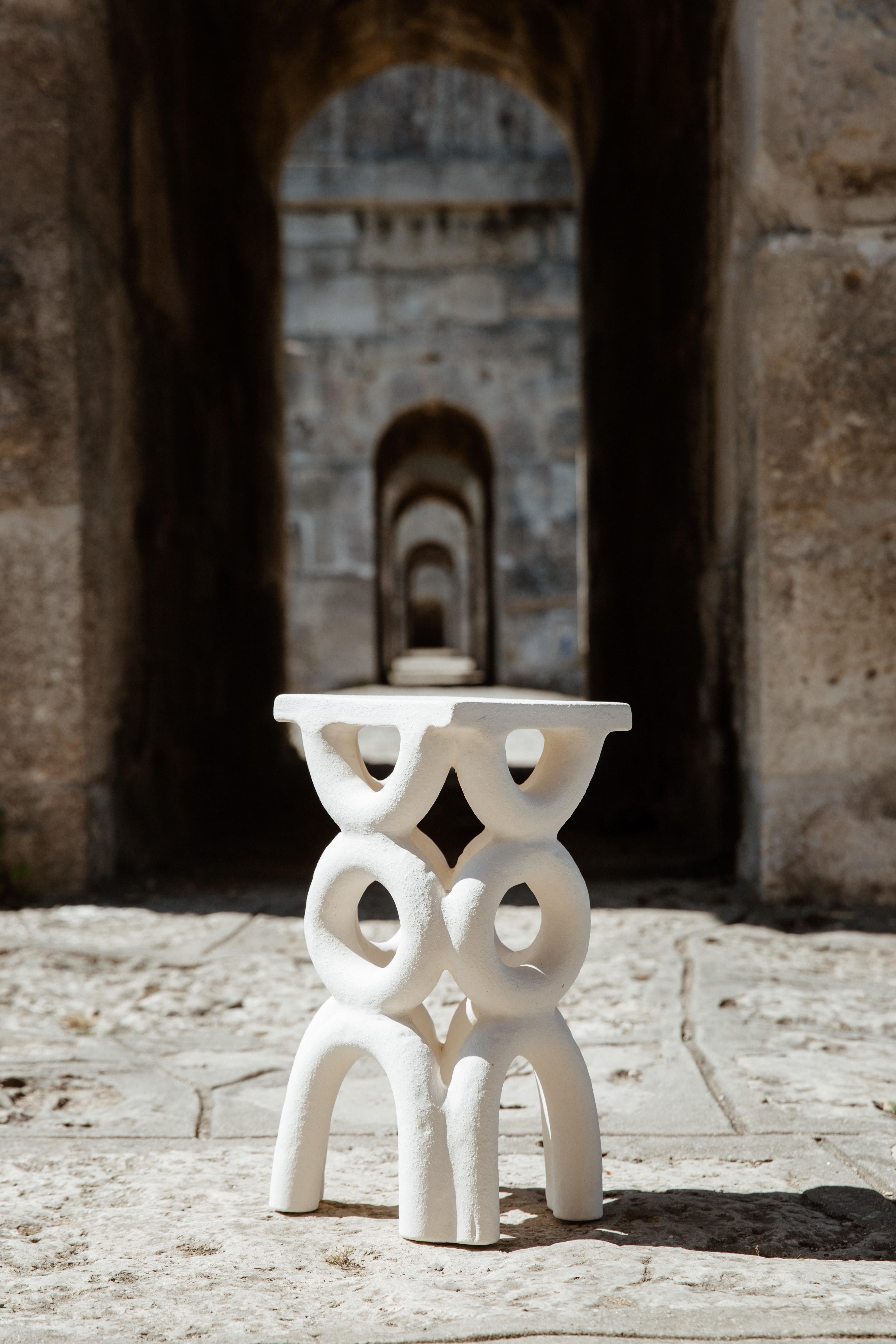 Turc Tabouret blanc carré en forme d'arc unique par Mesut Öztürk en vente