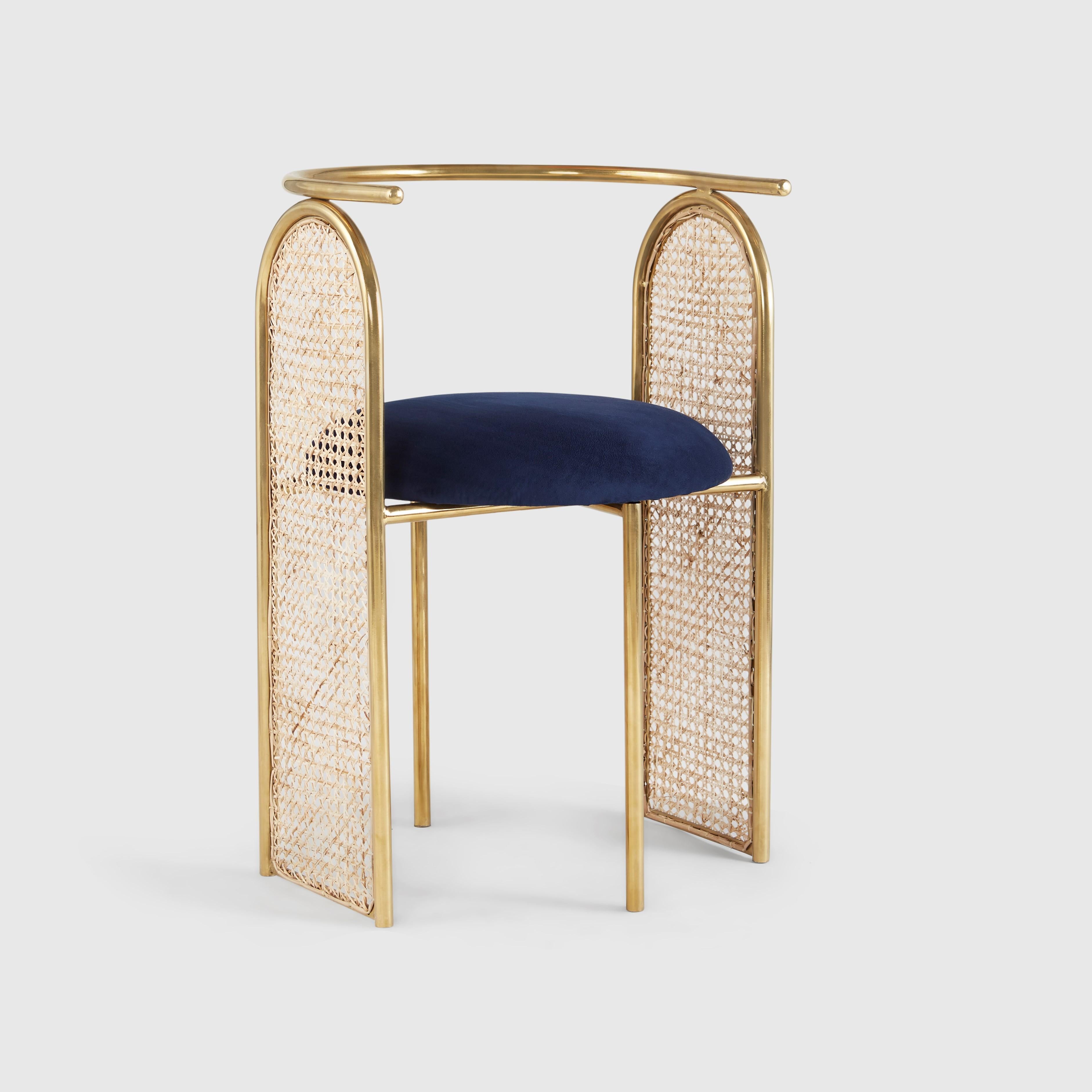 Sedia Arco oro di Hatsu, unica nel suo genere
Dimensioni: P 48 x L 48 x H 74 cm 
Materiali: Seduta a sbalzo su struttura in acciaio verniciato a polvere

Hatsu è uno studio di design con sede a Mumbai che crea luci moderne, uniche e